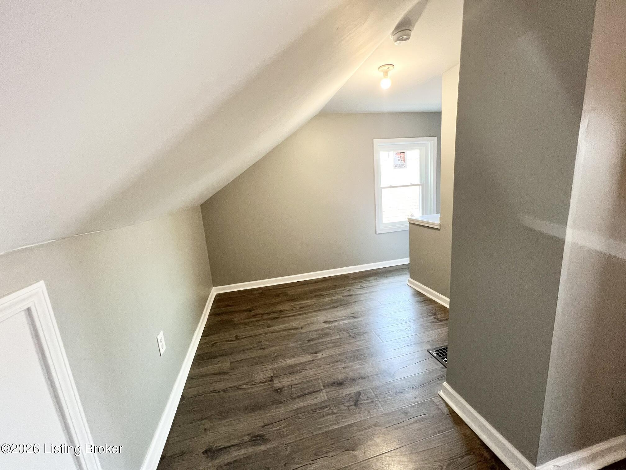 2121 W Lee St Property Photo 12