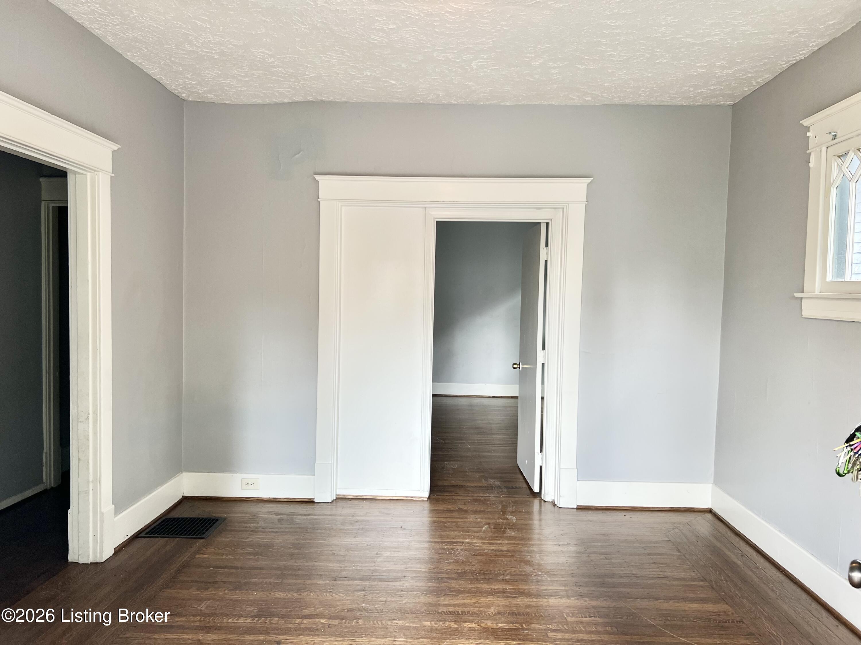 2327 W Oak St Property Photo 2