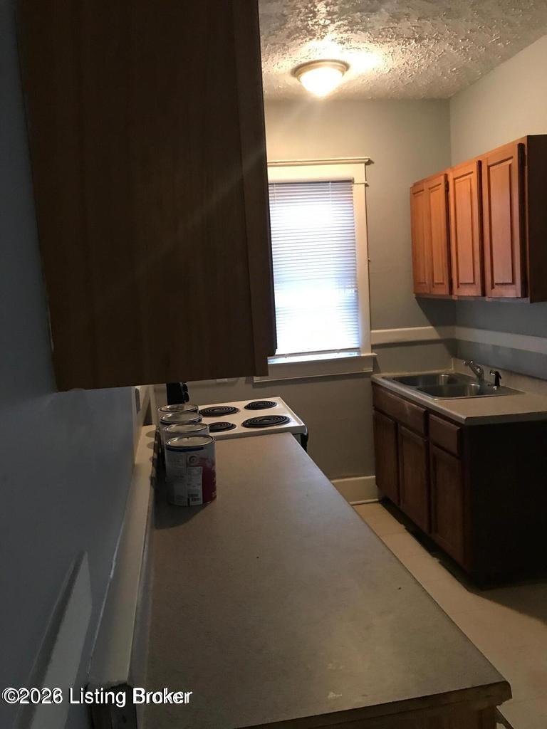 2327 W Oak St Property Photo 3