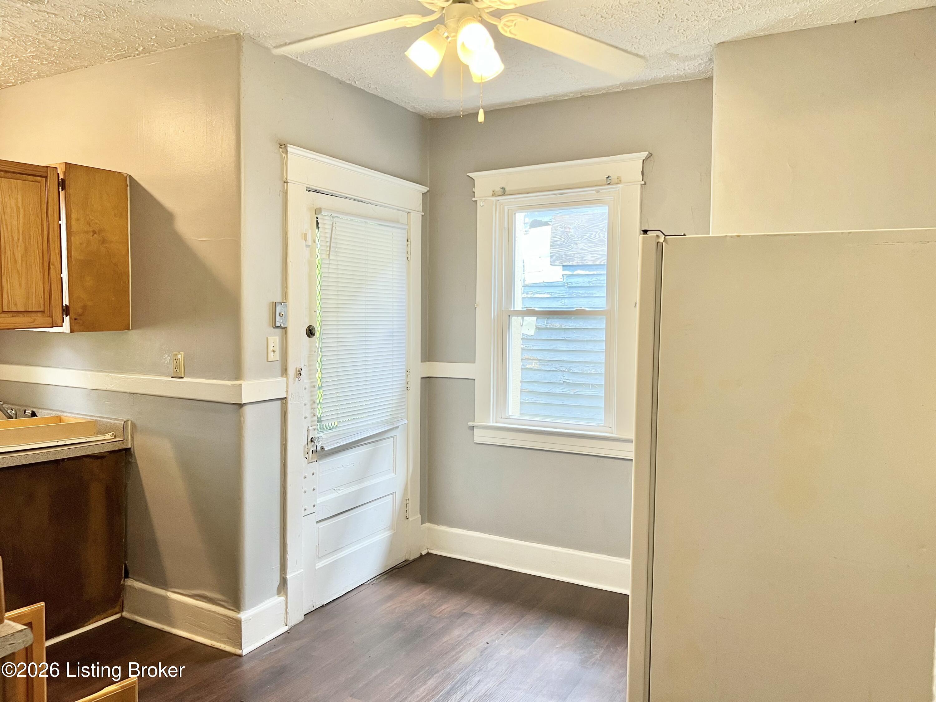 2327 W Oak St Property Photo 4