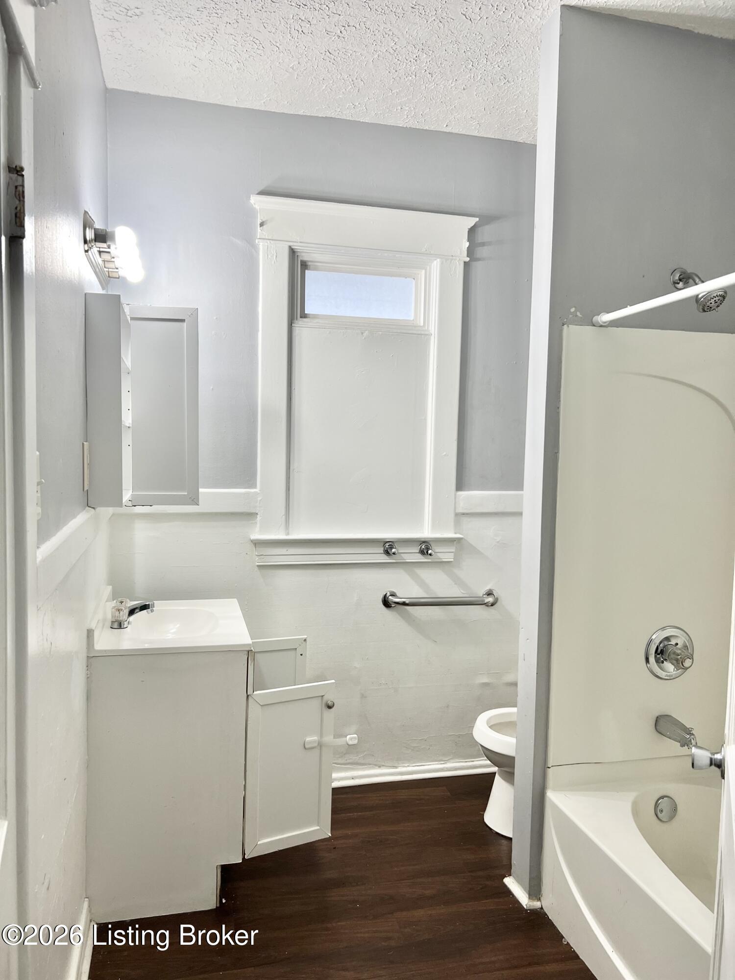 2327 W Oak St Property Photo 5
