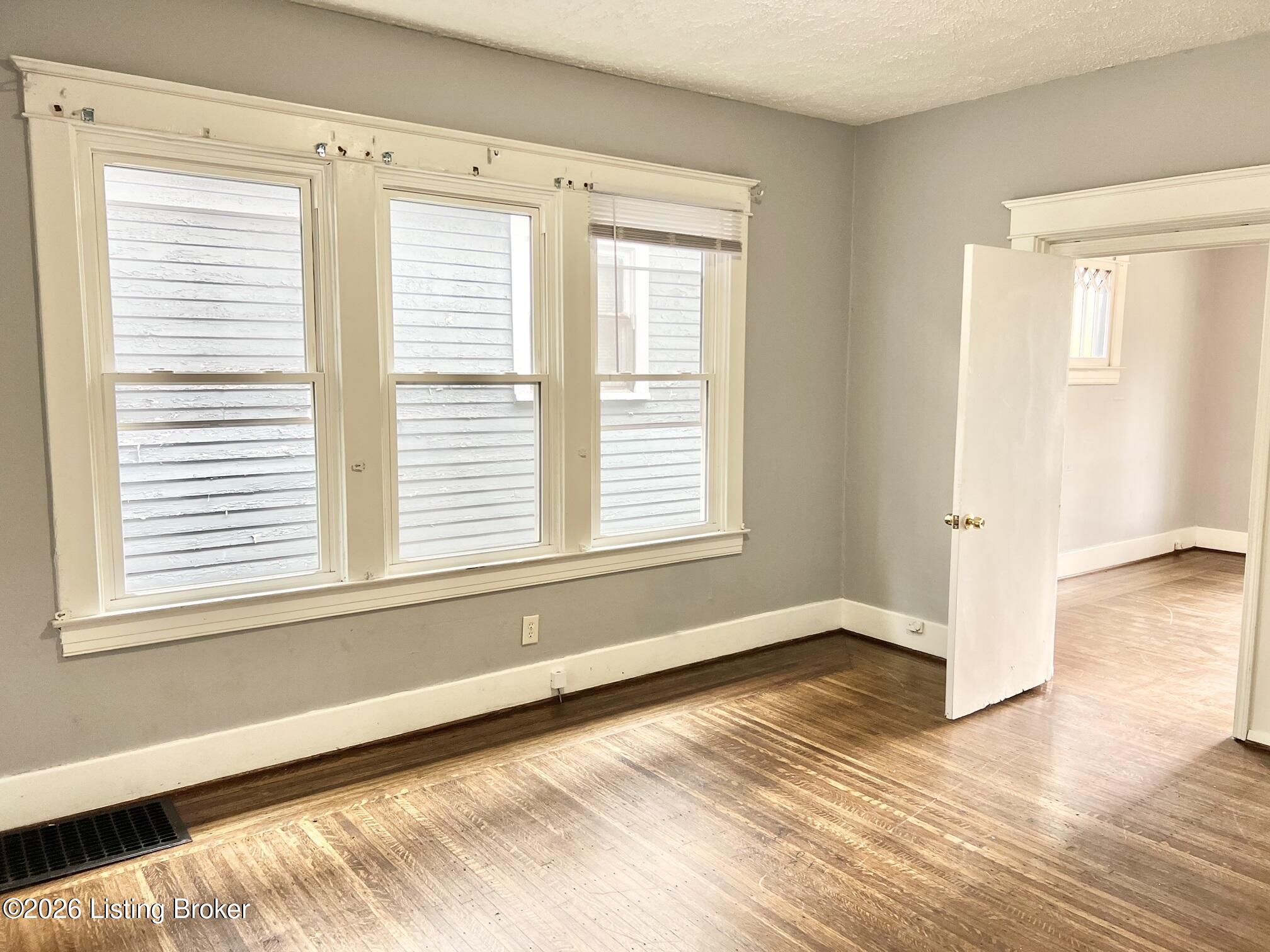 2327 W Oak St Property Photo 6