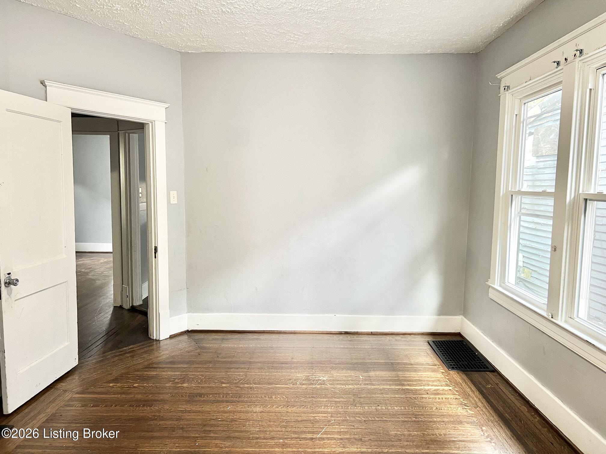2327 W Oak St Property Photo 7