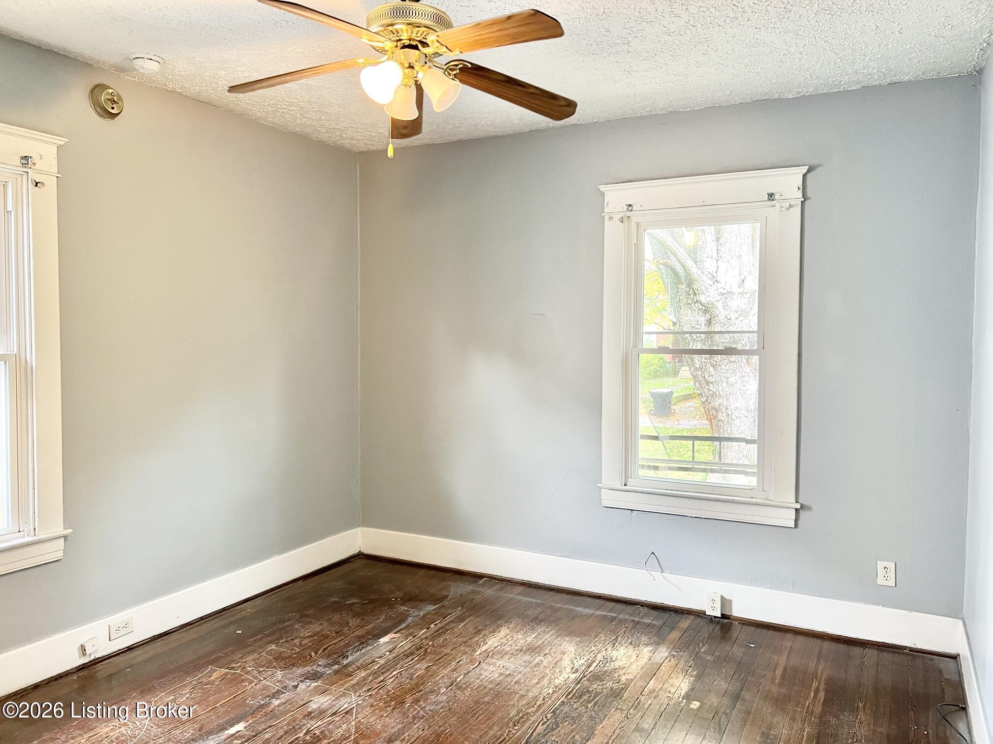 2327 W Oak St Property Photo 8