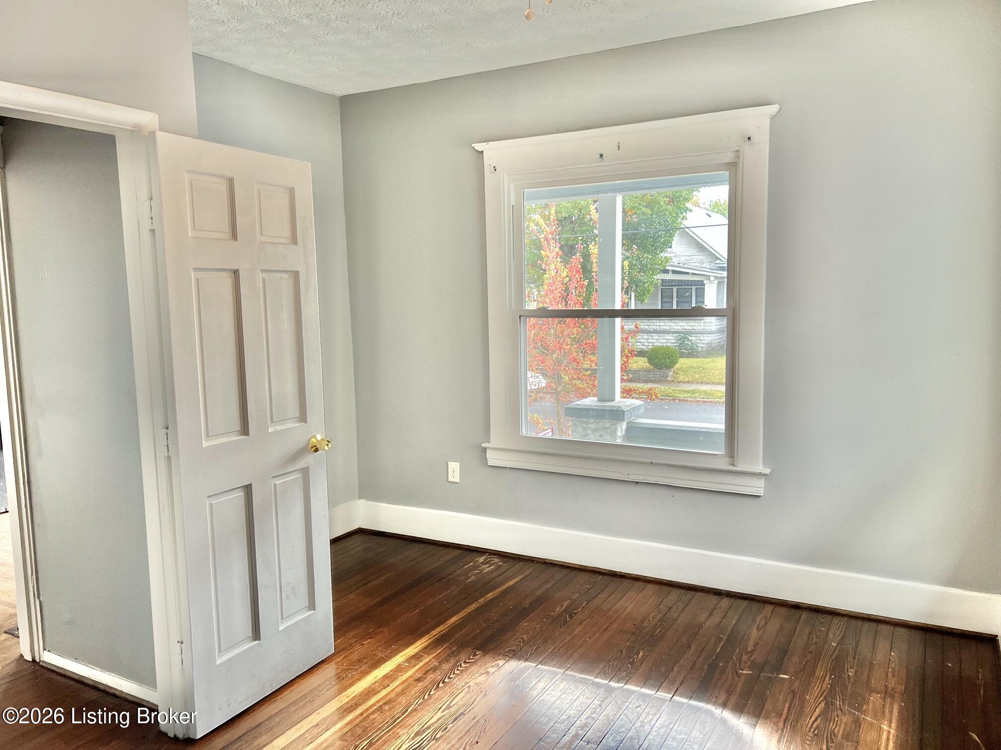 2327 W Oak St Property Photo 9
