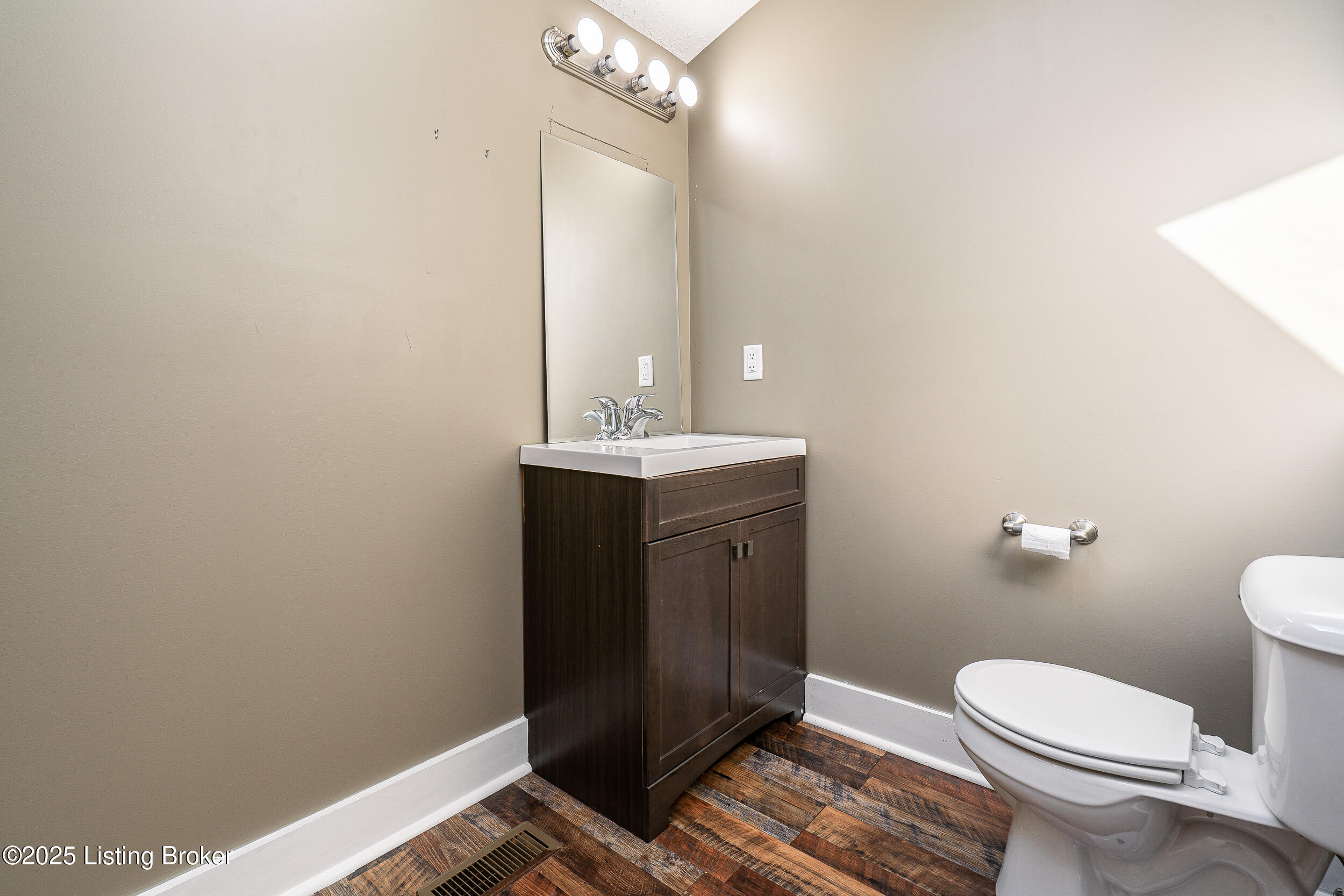 6111 Front St Property Photo 16