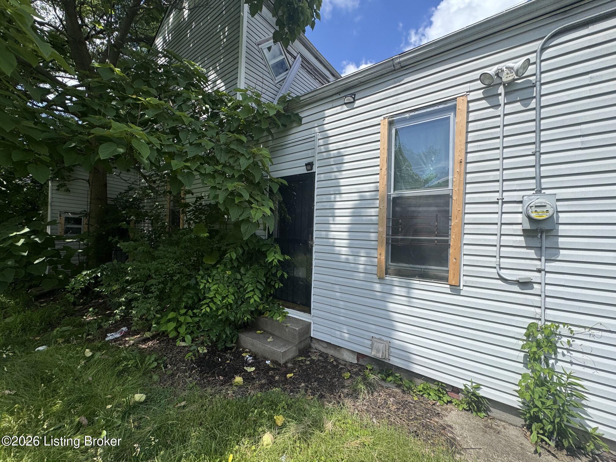 2730 W Chestnut St Property Photo 2