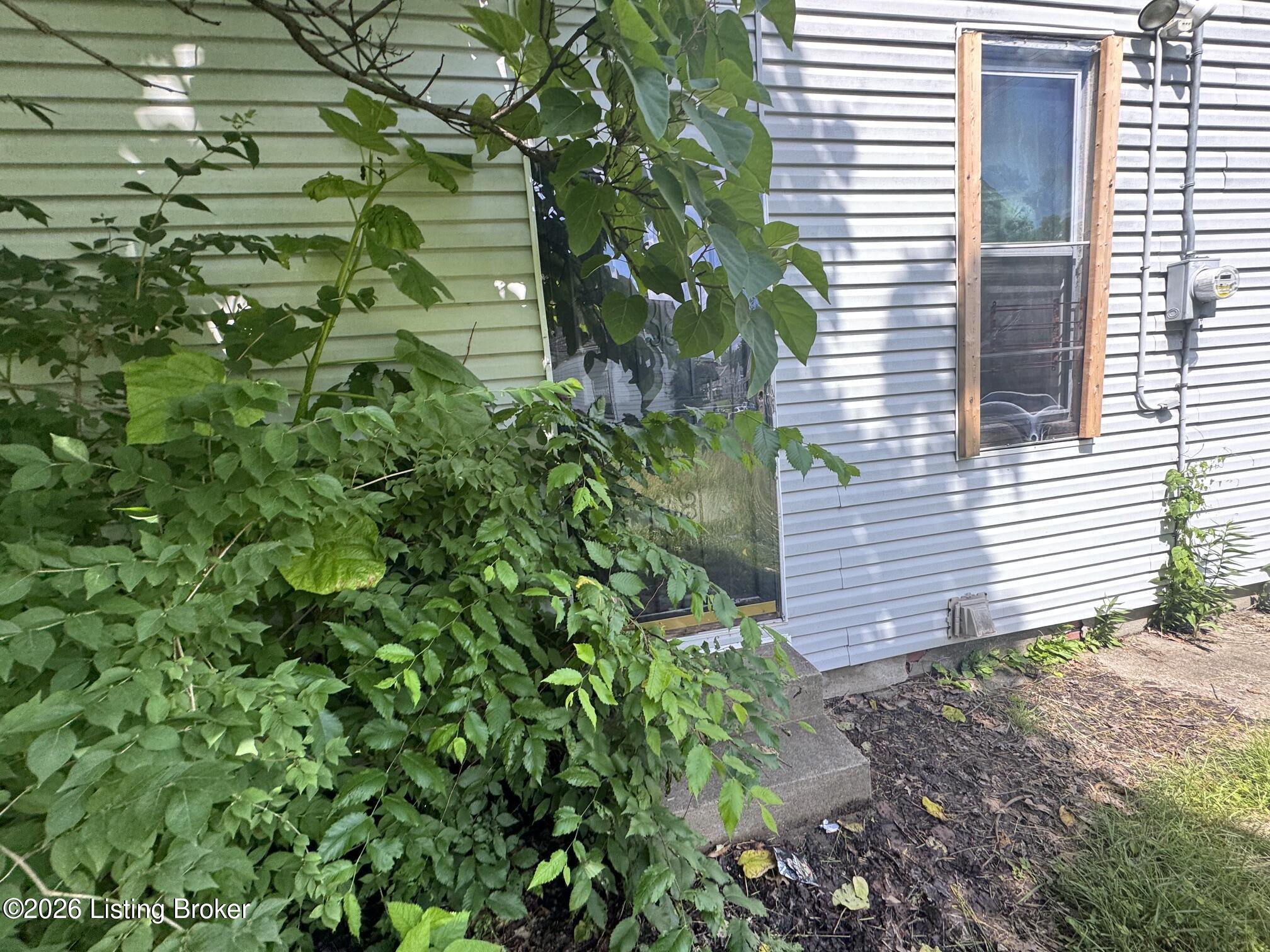 2730 W Chestnut St Property Photo 3