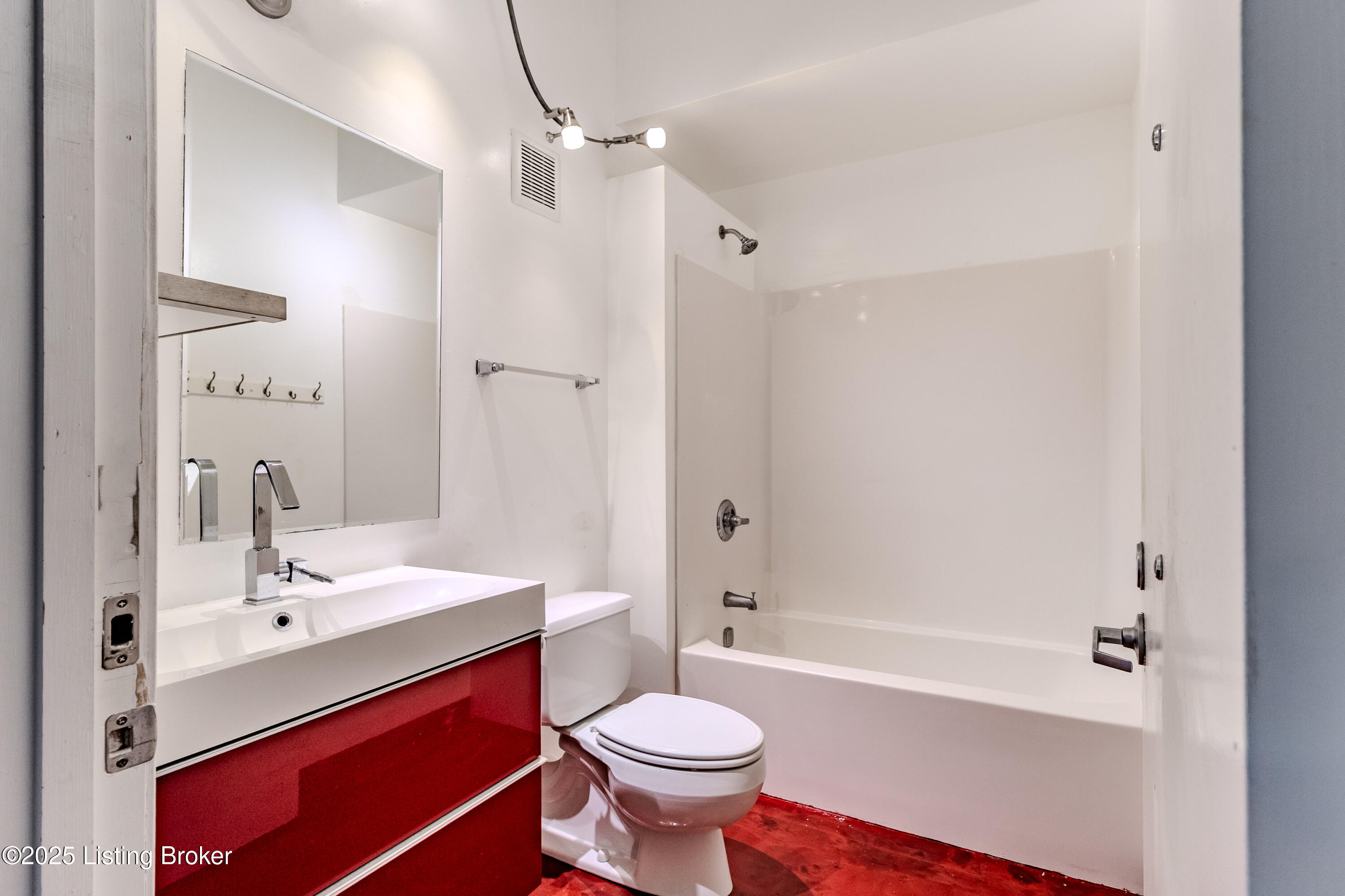 815 W Market St 807 Property Photo 18