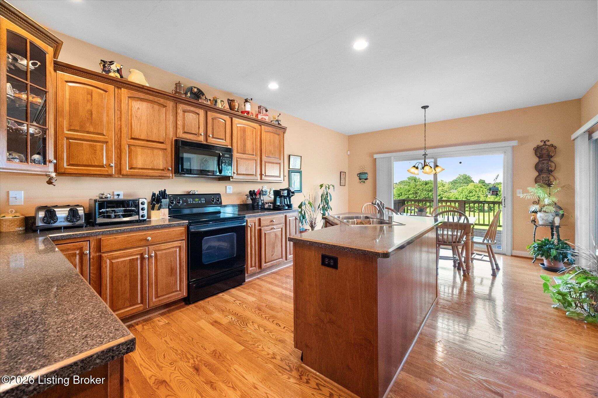 600 Ashbourne Dr Property Photo 17