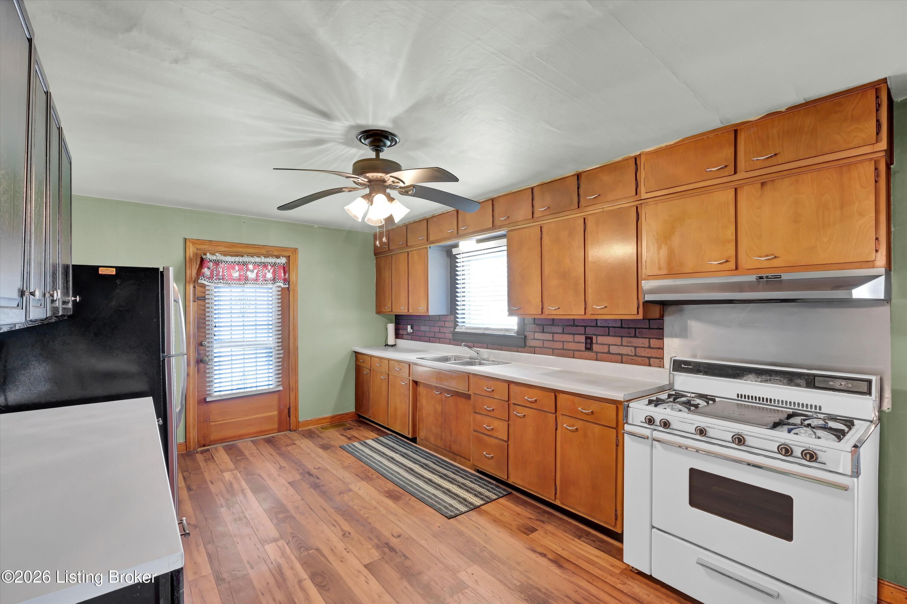2296 Ralph Ave Property Photo 15