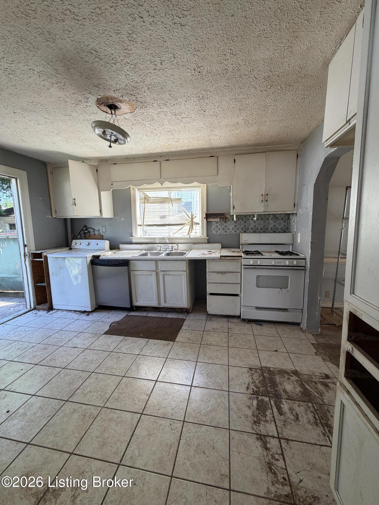 1287 Springdale Dr Property Photo 6