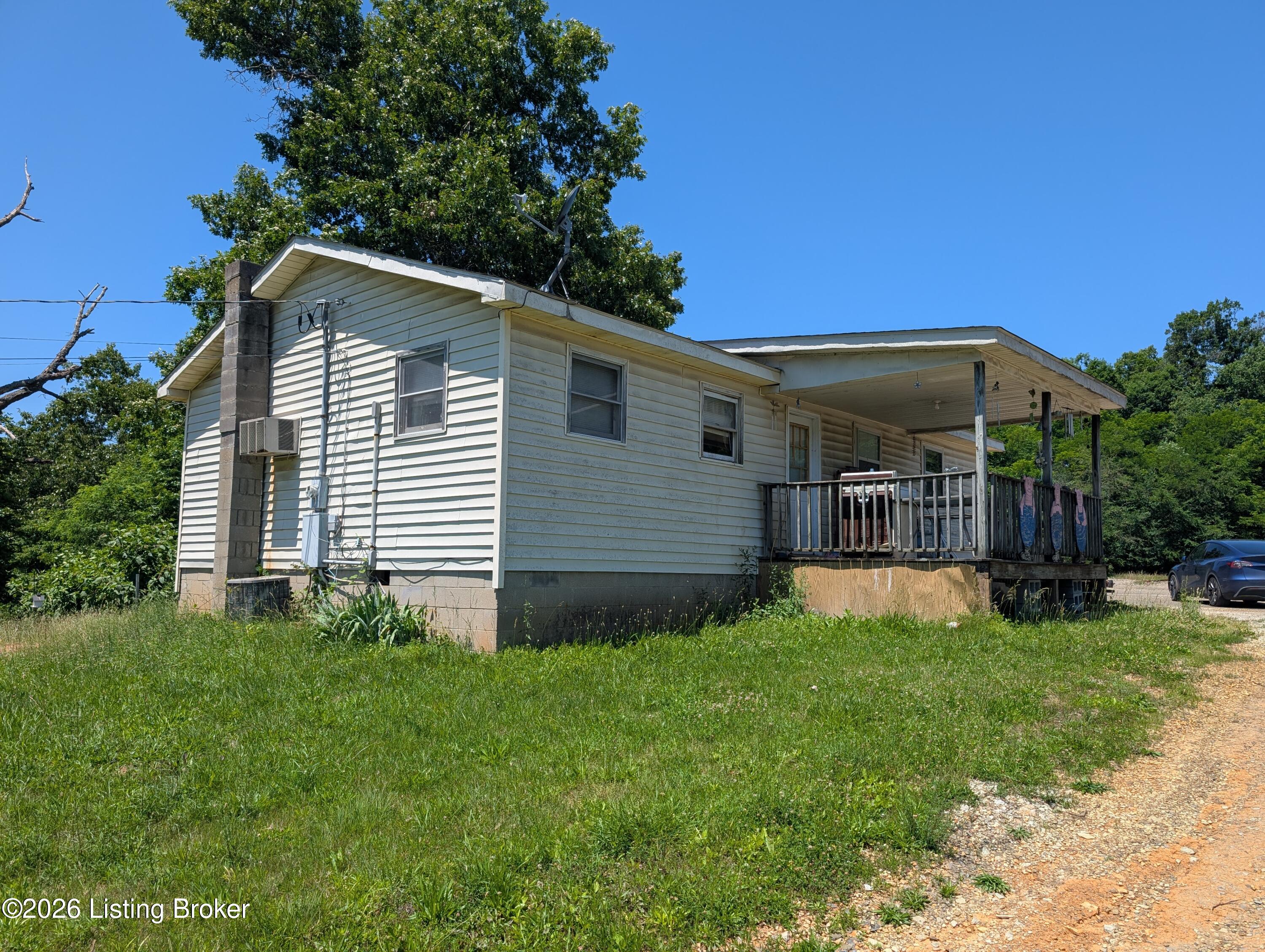 2704 Deatsville Rd Property Photo 7