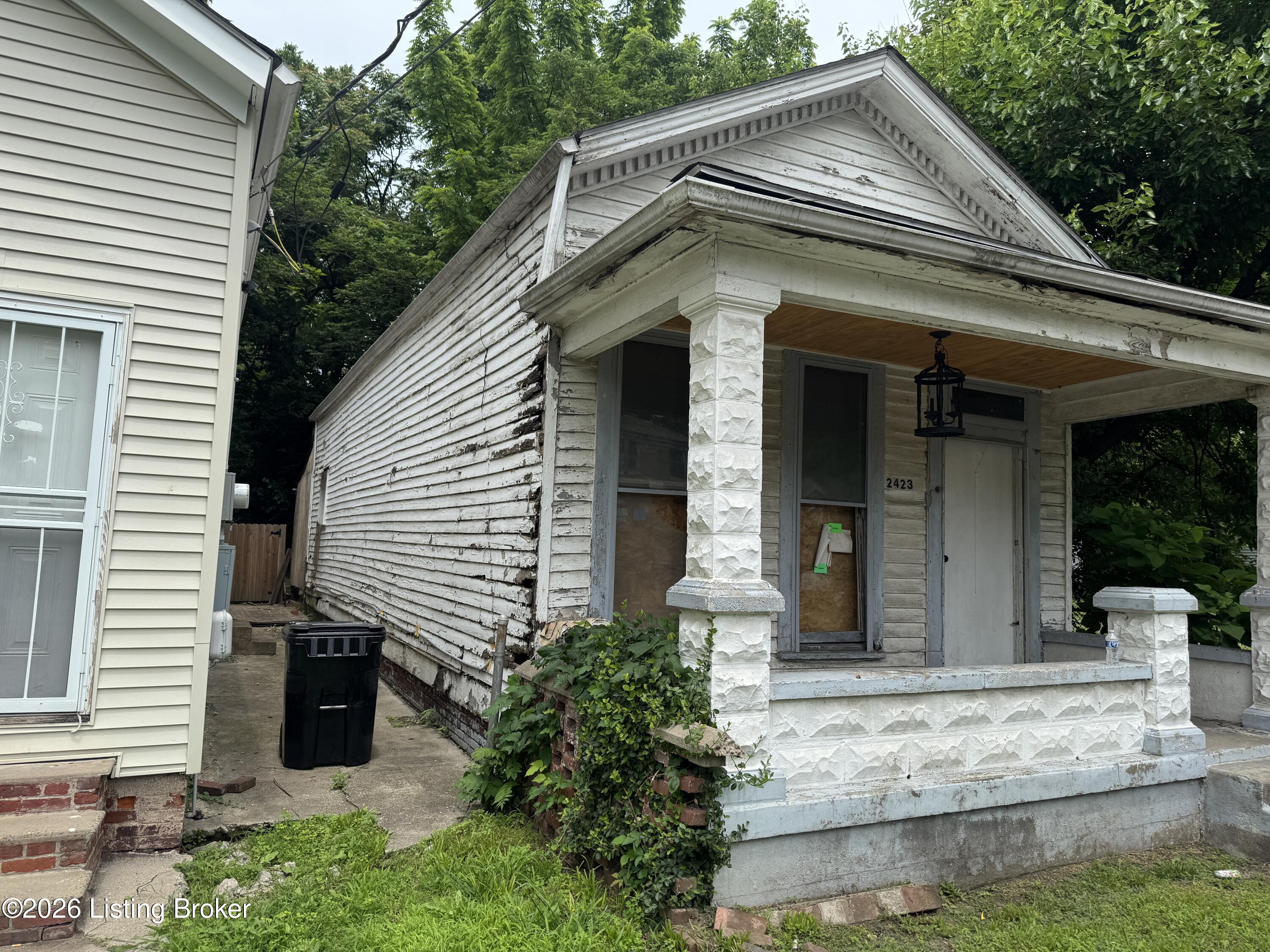 2423 Cedar St Property Photo 2