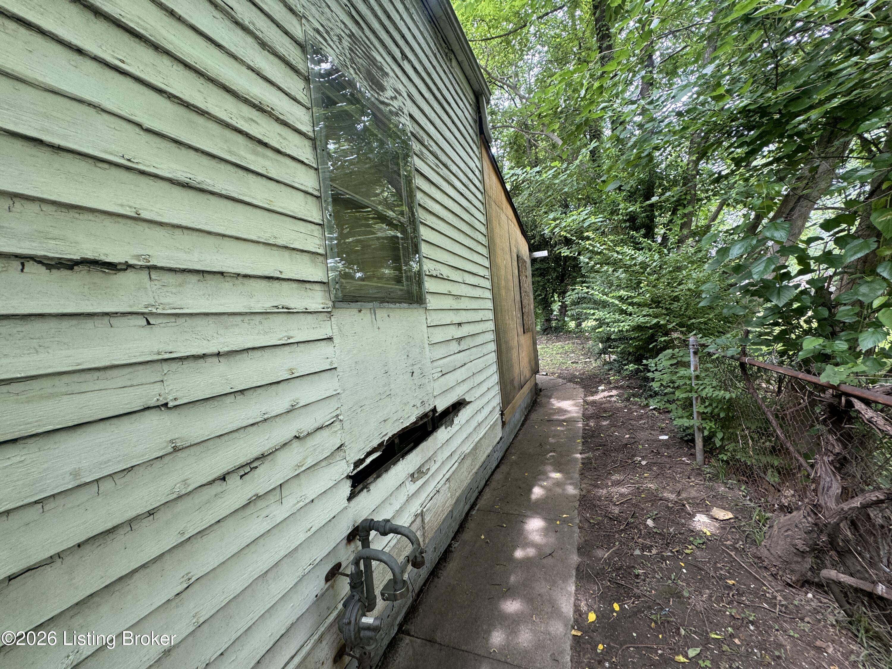 2423 Cedar St Property Photo 8