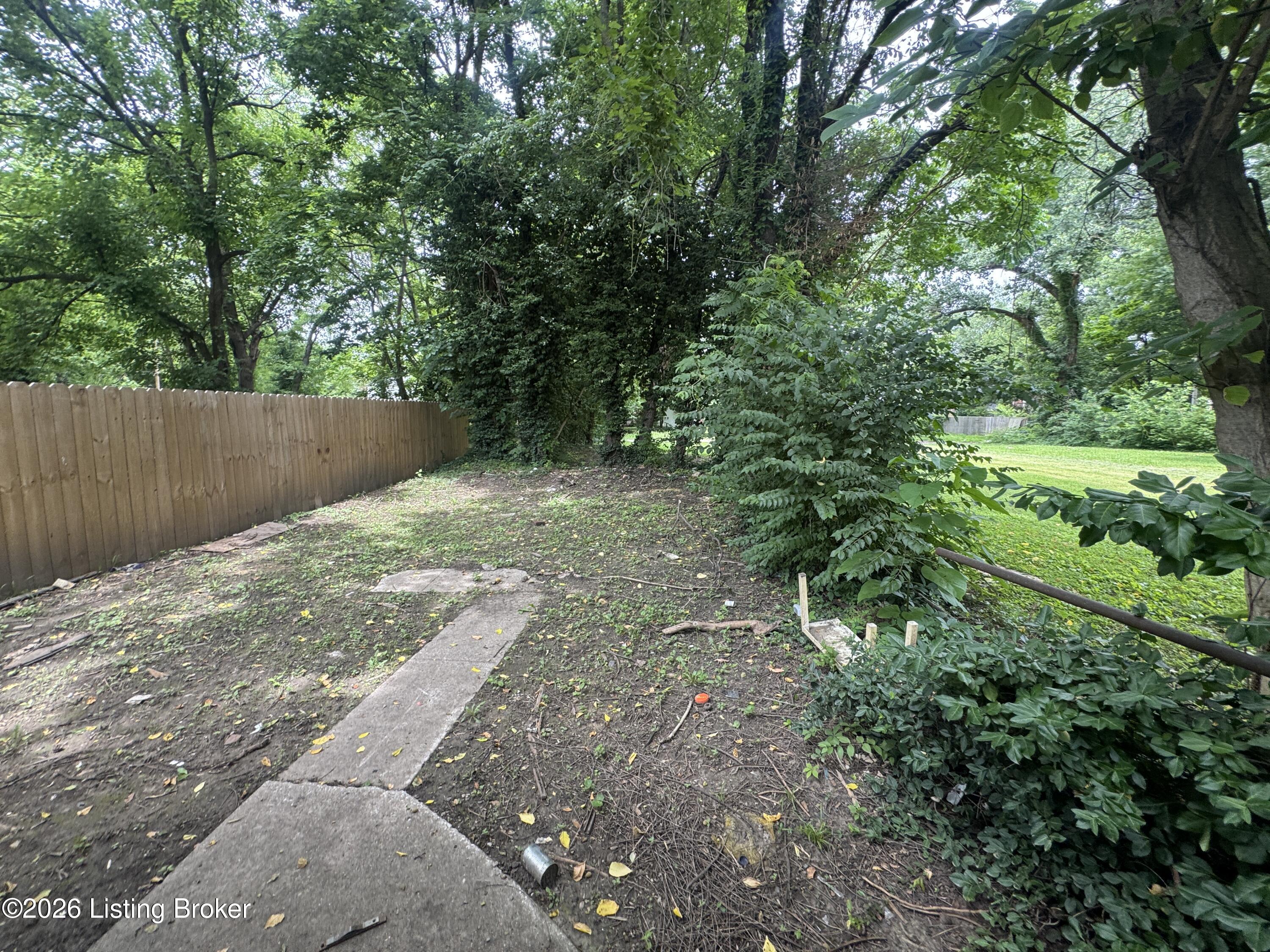 2423 Cedar St Property Photo 9