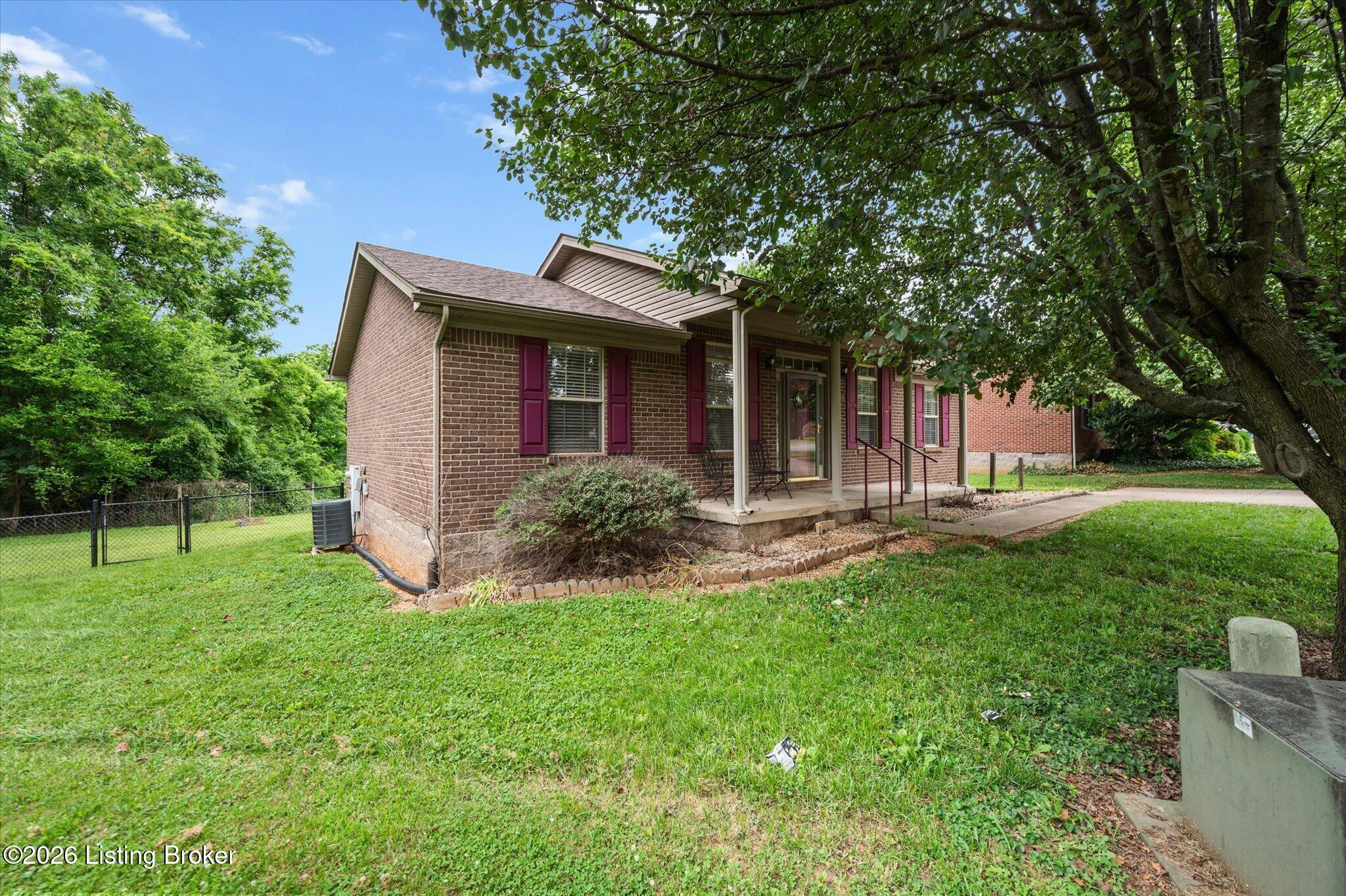 108 Kenton Dr Property Photo 3
