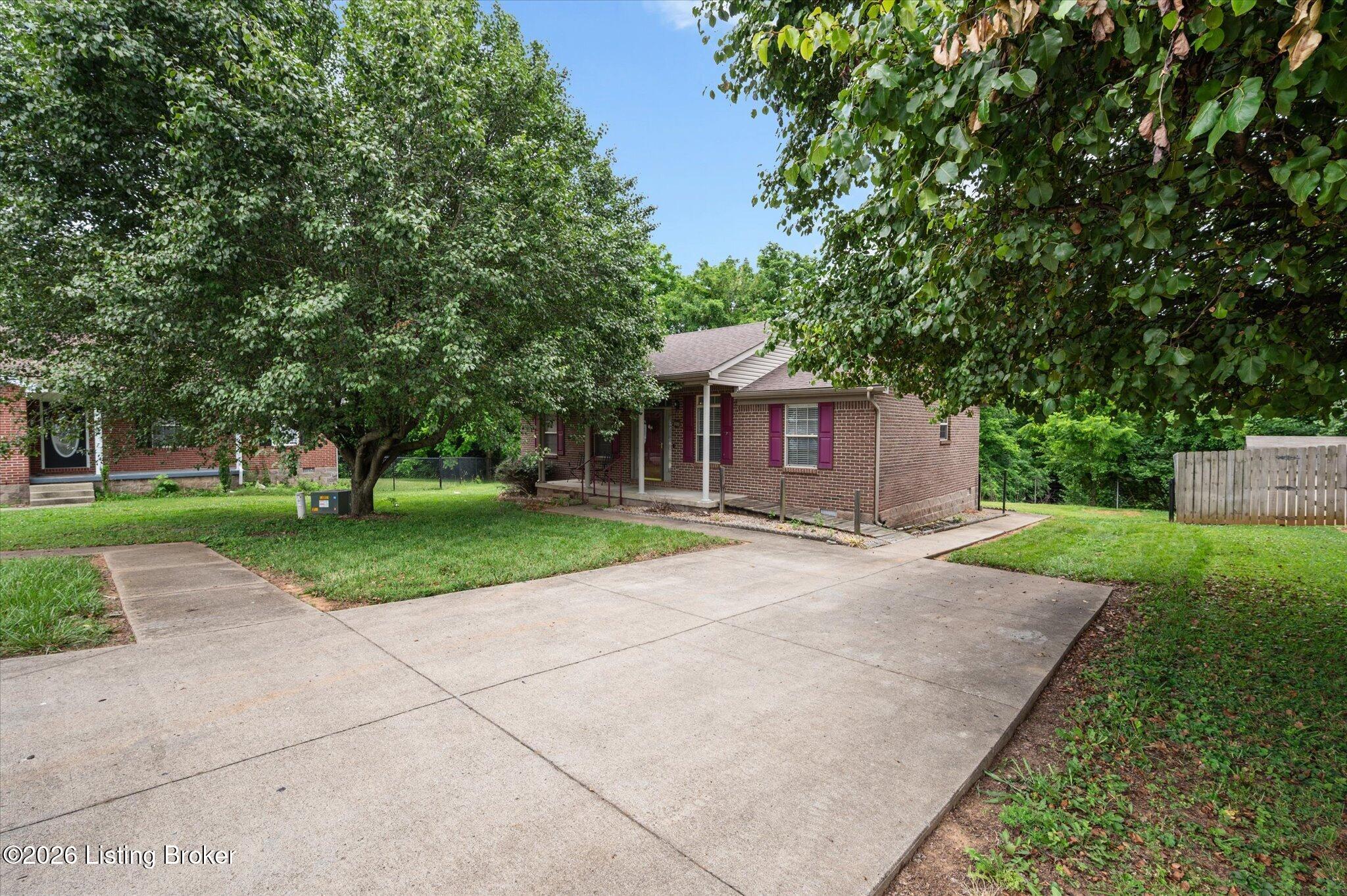 108 Kenton Dr Property Photo 4