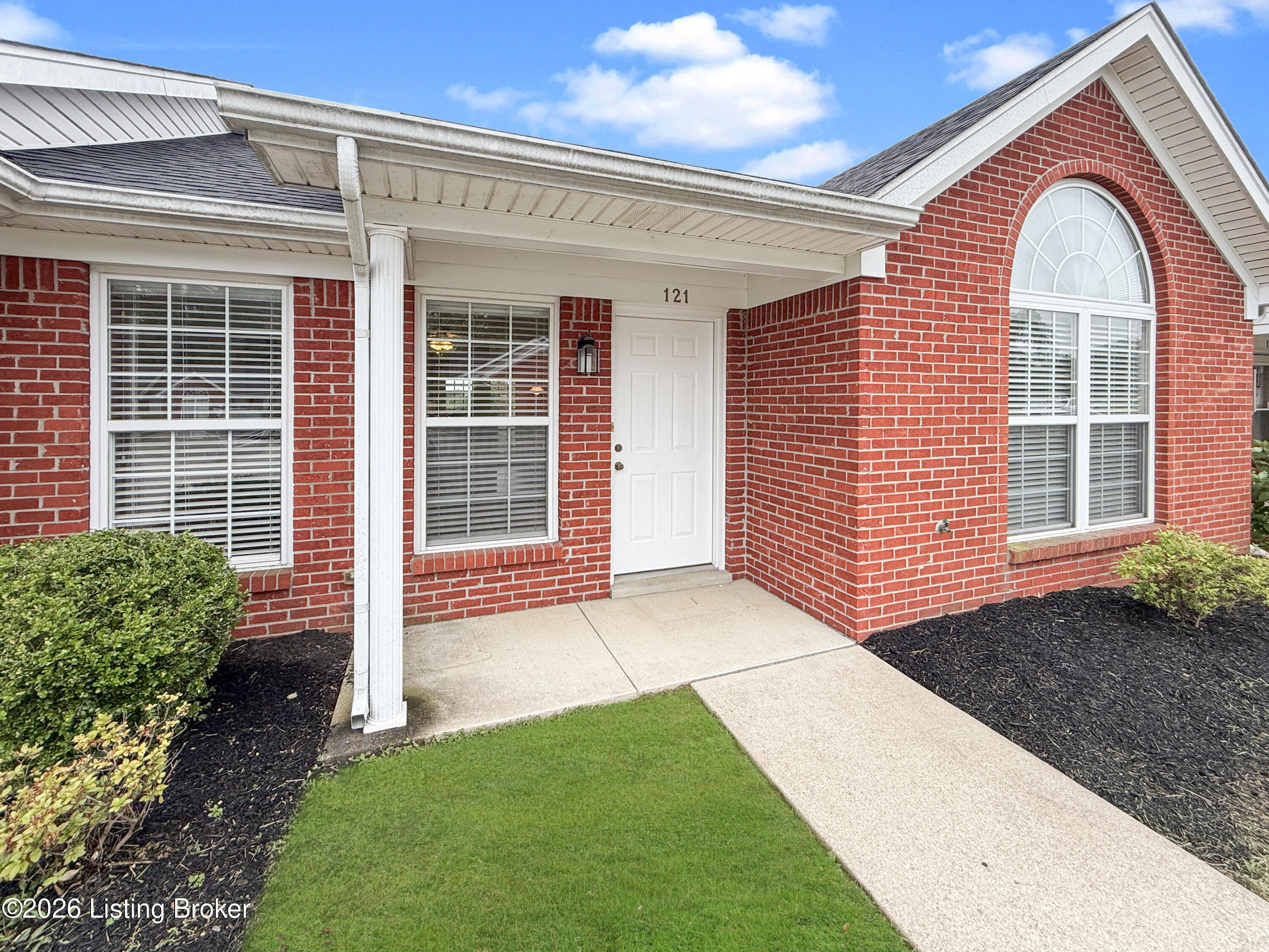 121 Woodlake Ct Property Photo 1