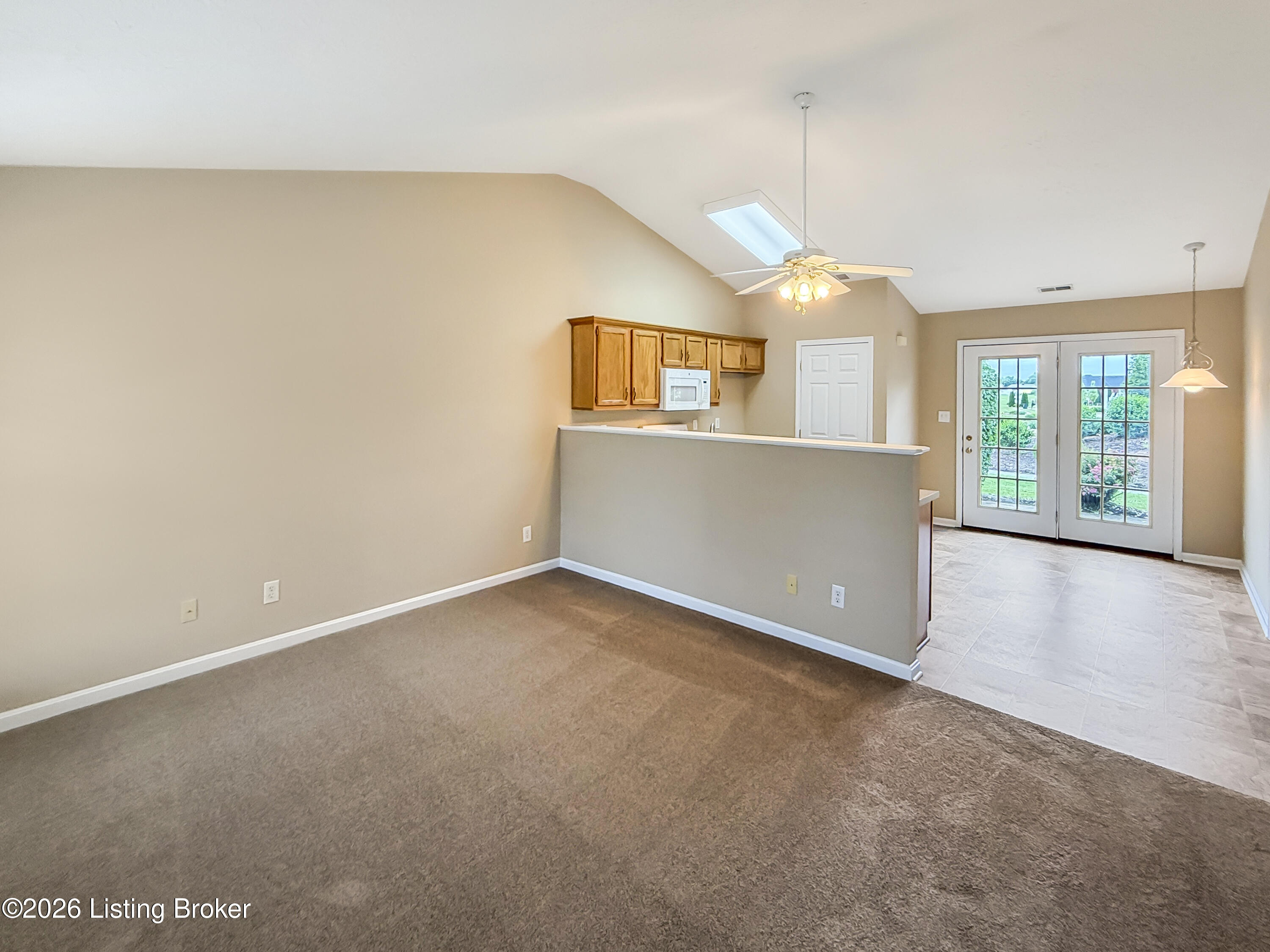 121 Woodlake Ct Property Photo 5