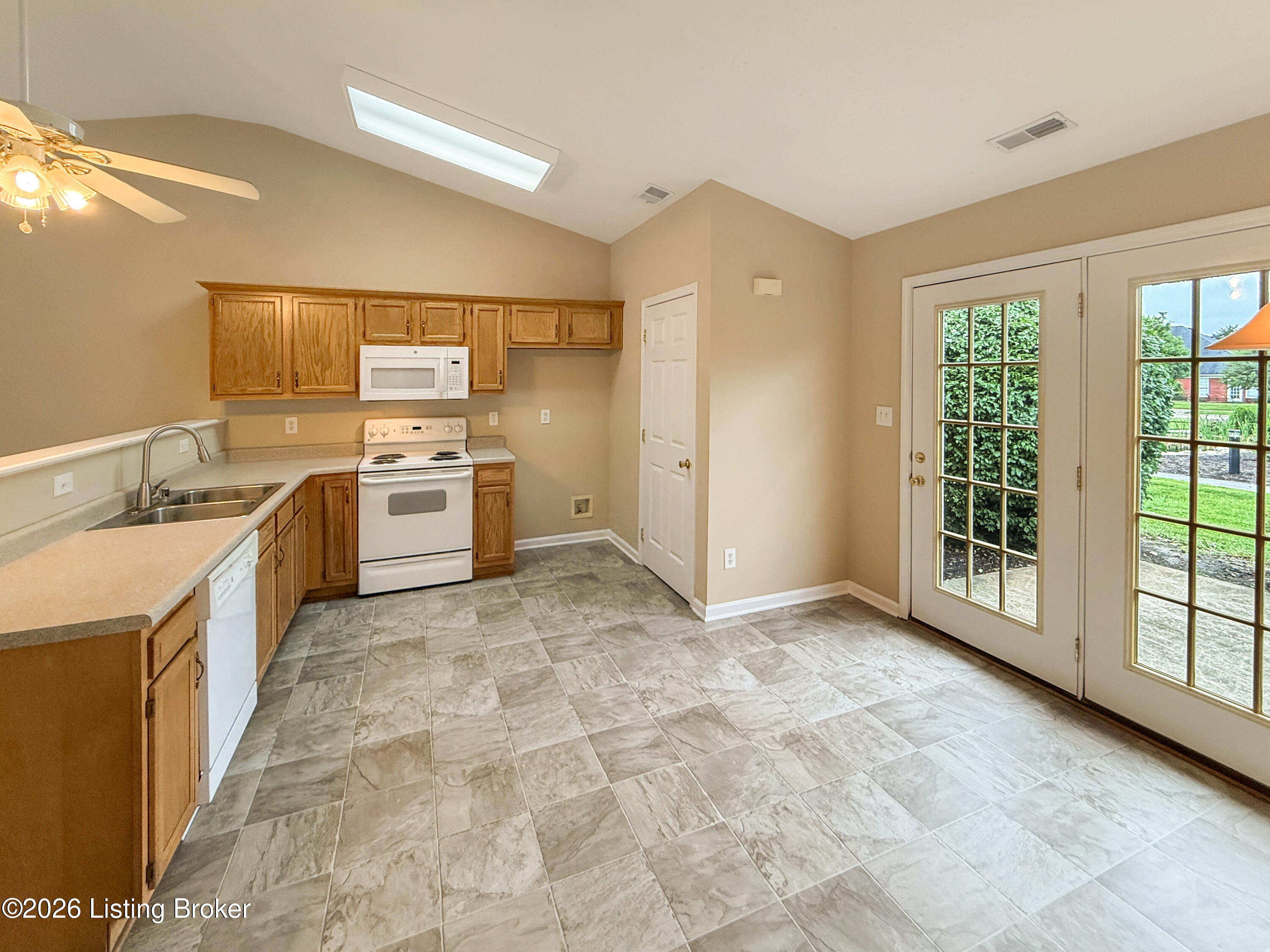 121 Woodlake Ct Property Photo 6