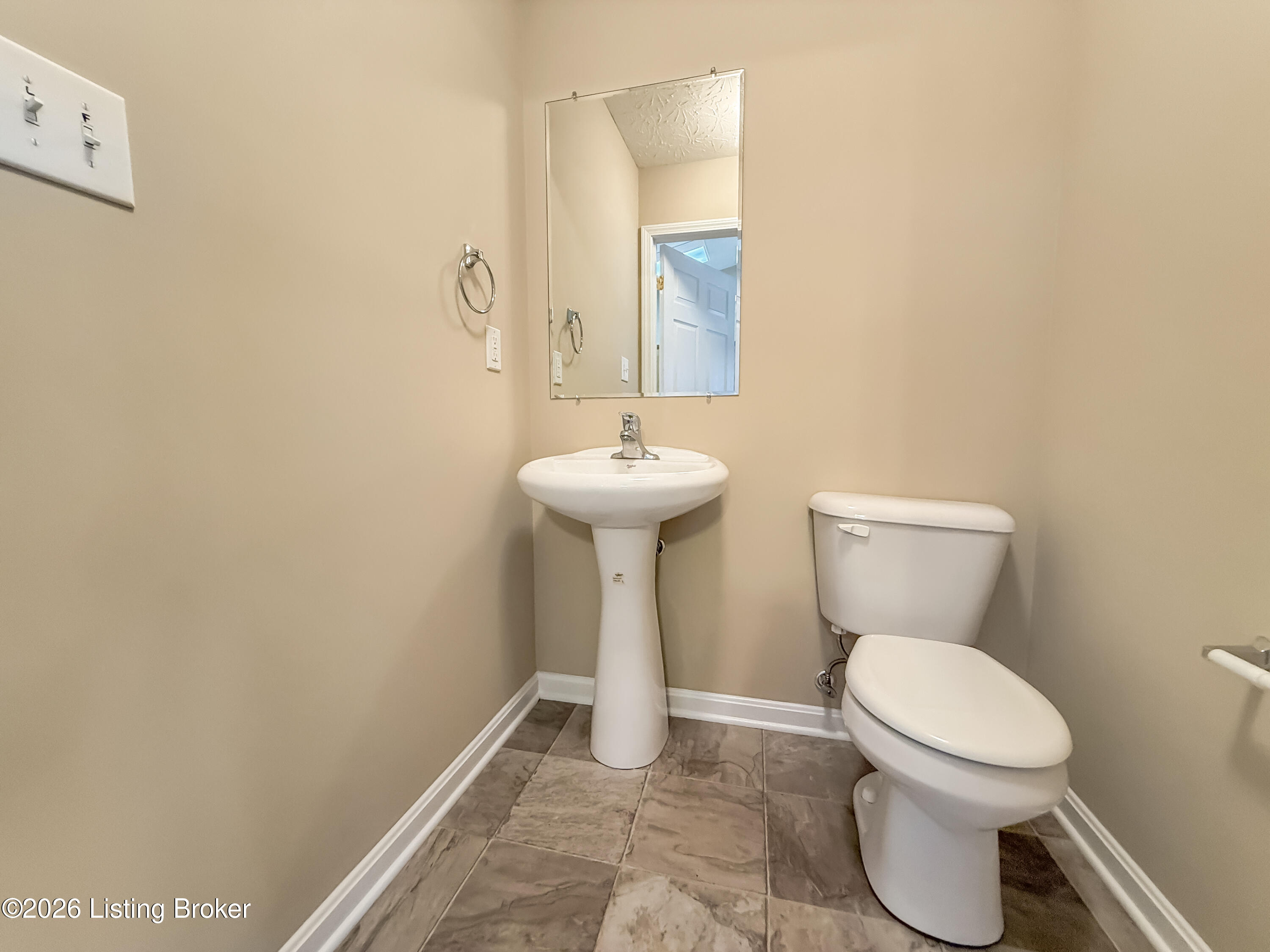 121 Woodlake Ct Property Photo 14