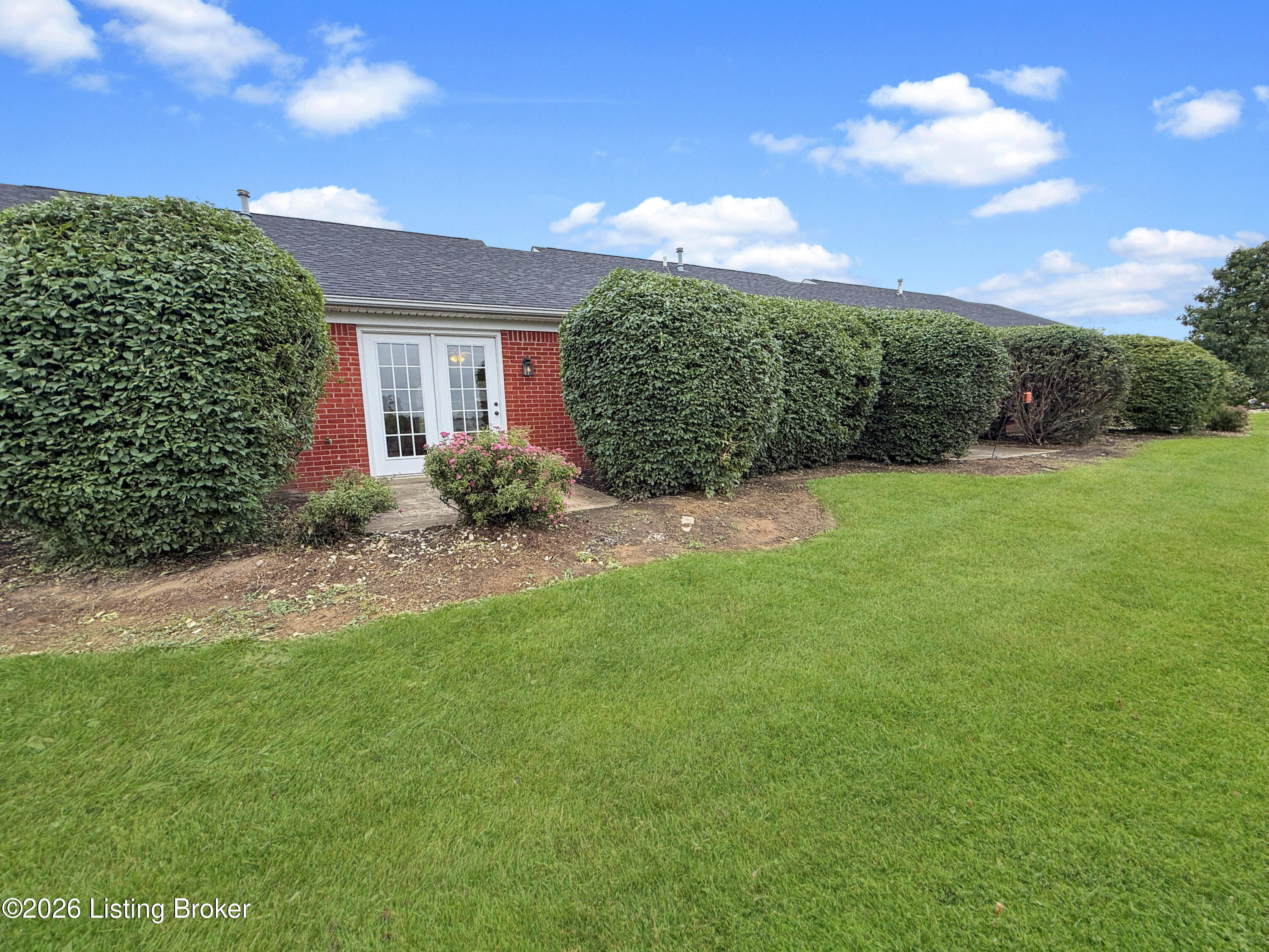 121 Woodlake Ct Property Photo 16