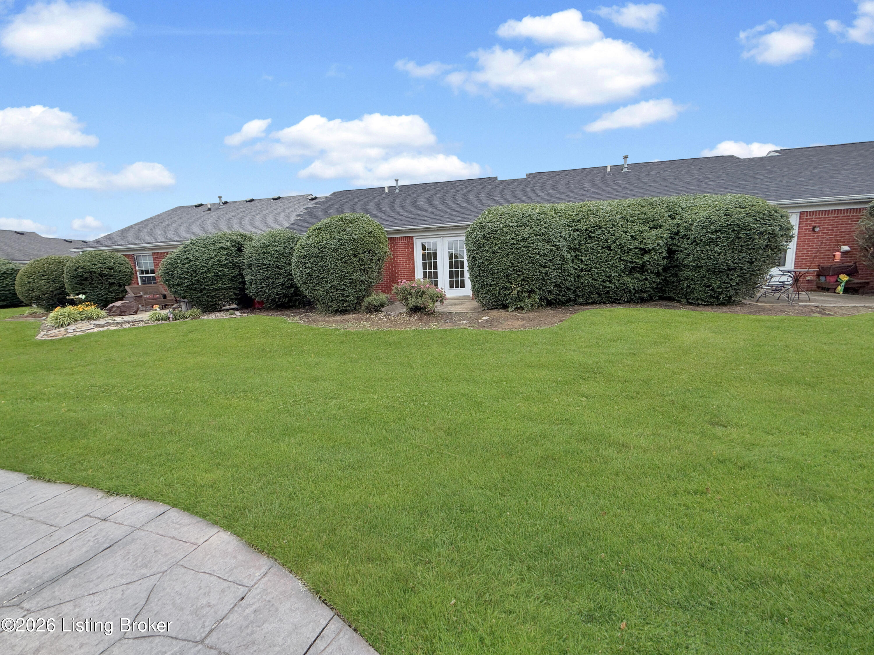 121 Woodlake Ct Property Photo 17