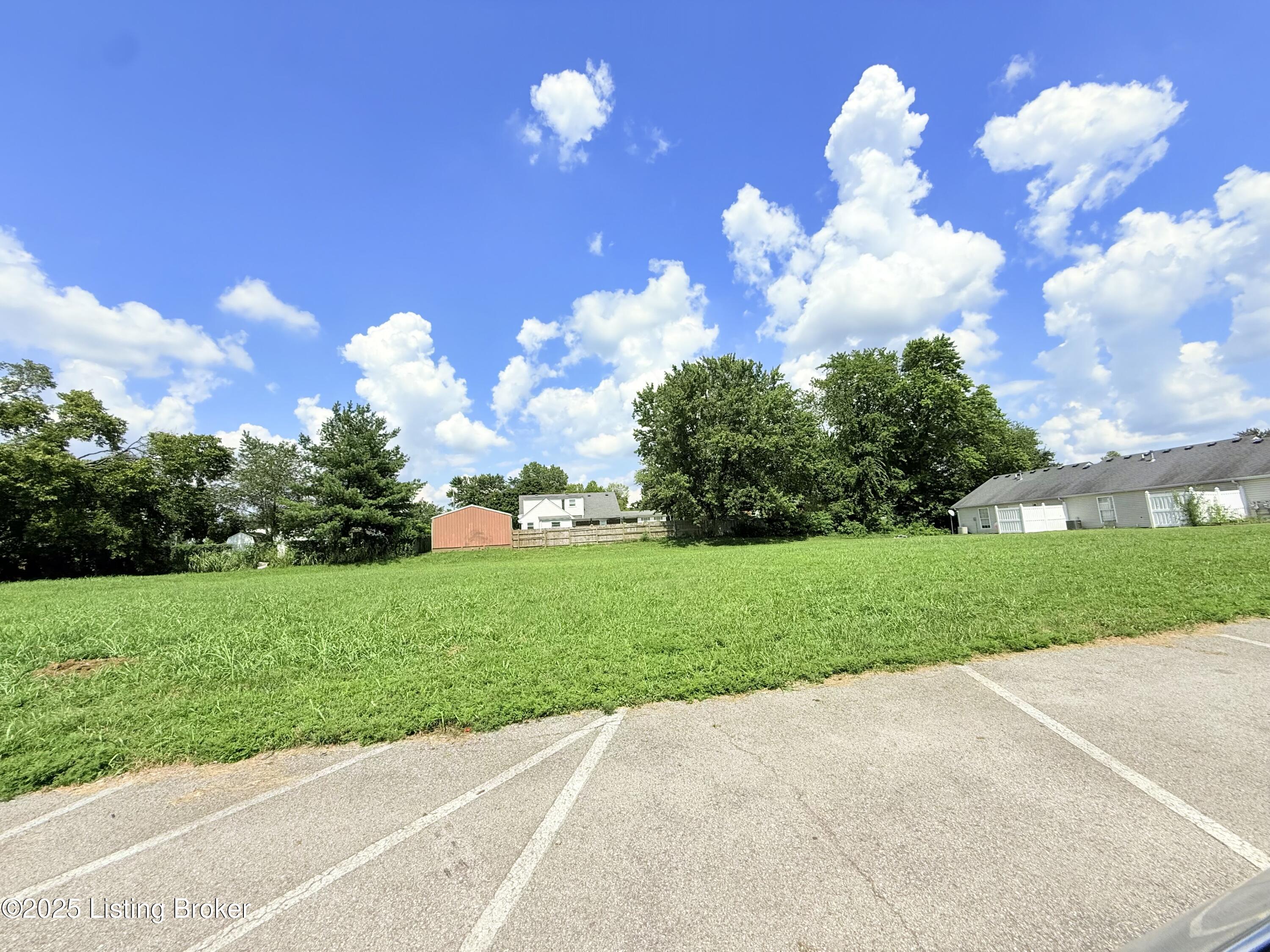 121 Woodlake Ct Property Photo 28