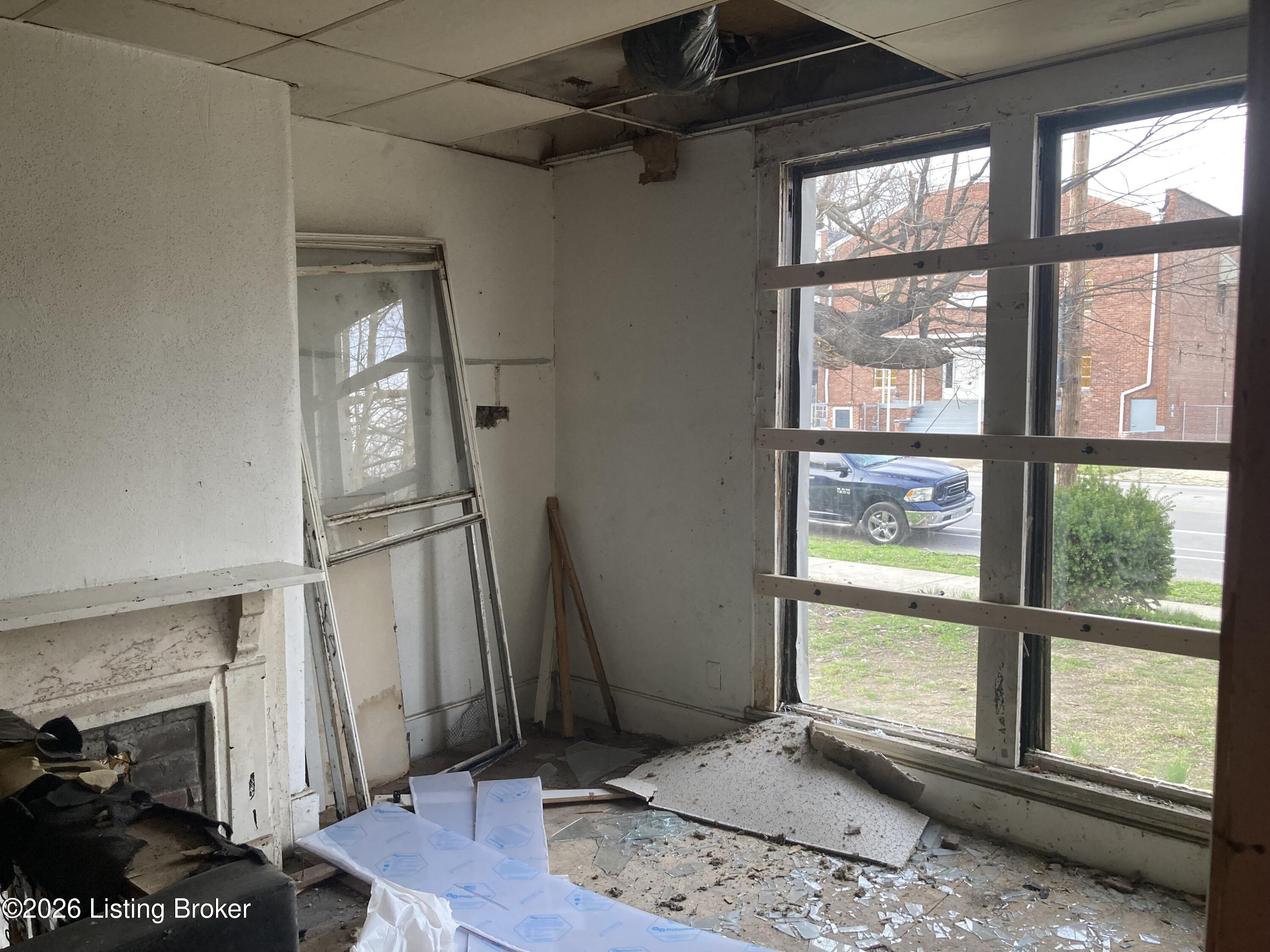 2506 W Jefferson St Property Photo 6