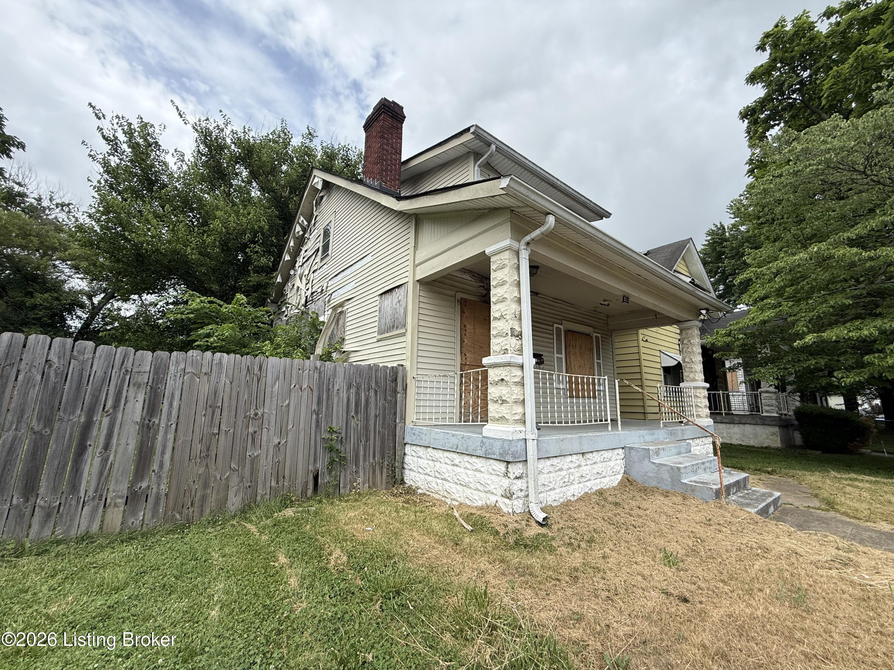2113 W Hill St Property Photo 7