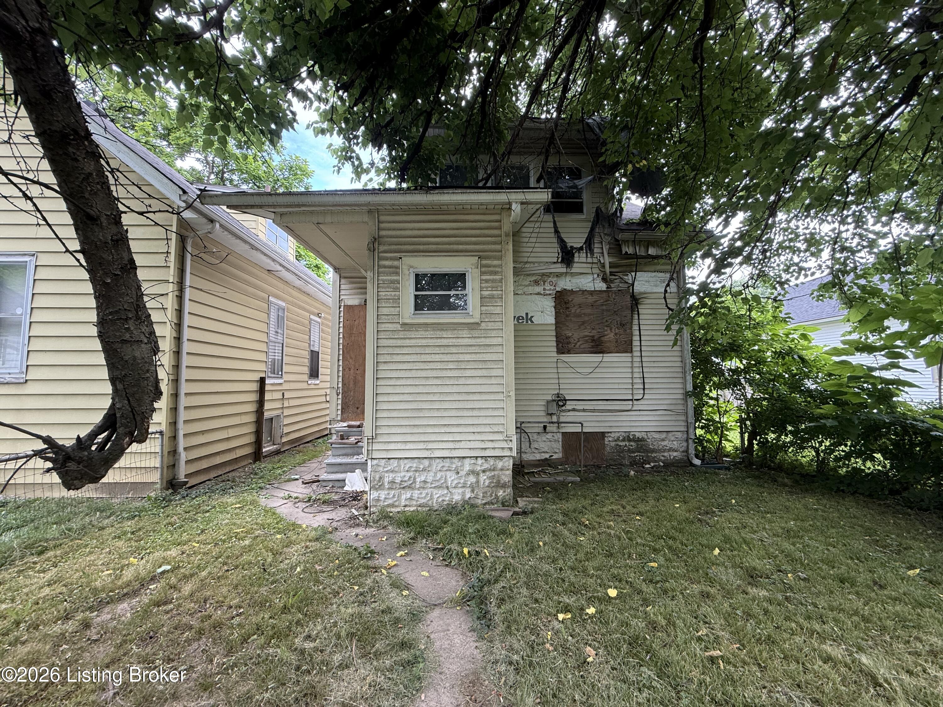 2113 W Hill St Property Photo 9