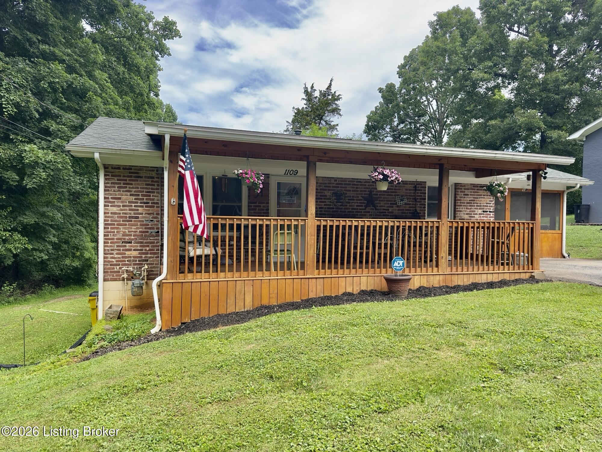 1109 Evelyn Dr Property Photo 2