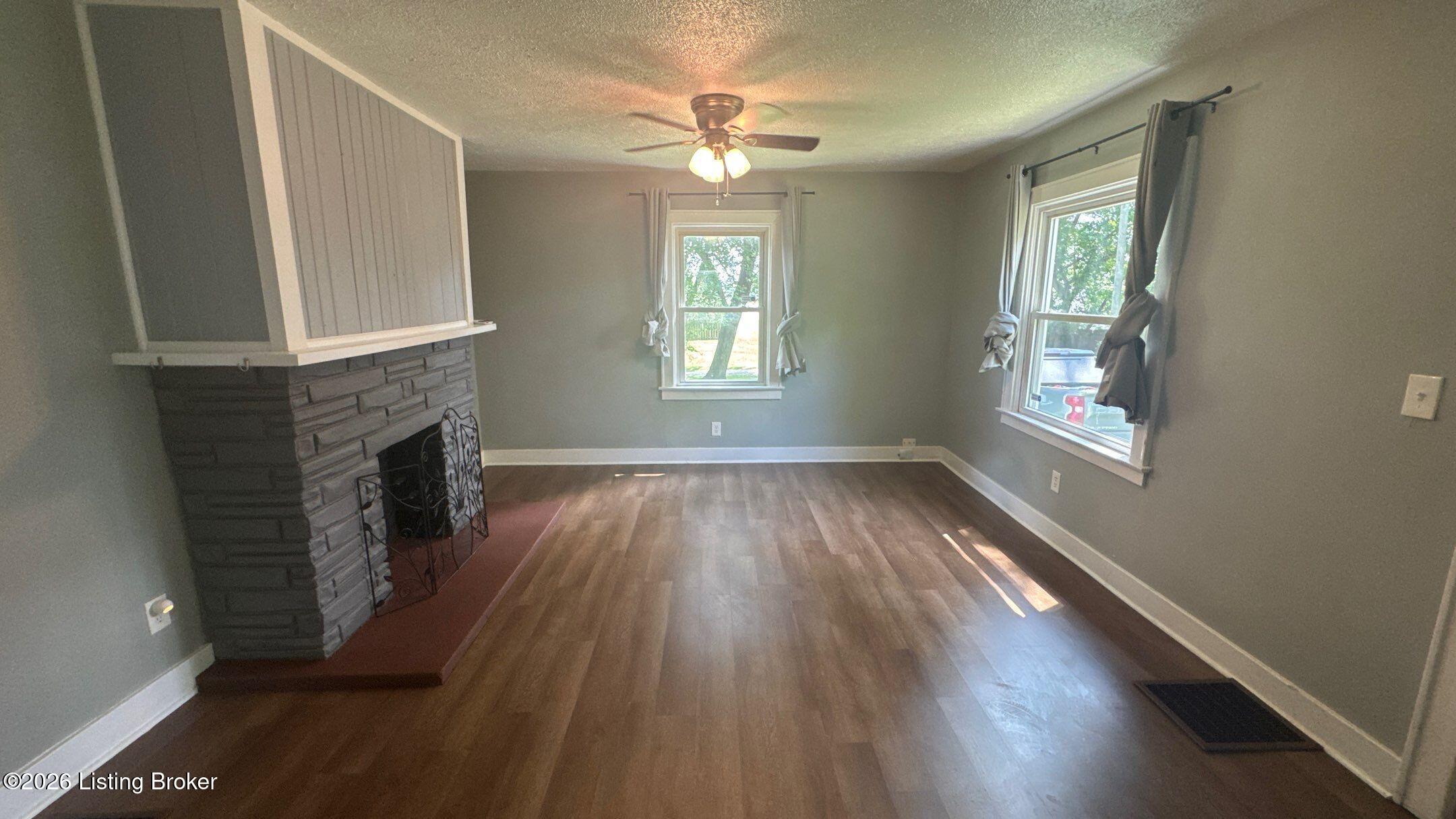 6901 Waller Ln Property Photo 5