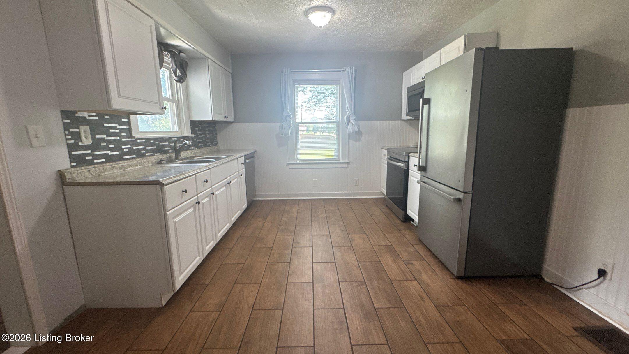 6901 Waller Ln Property Photo 10