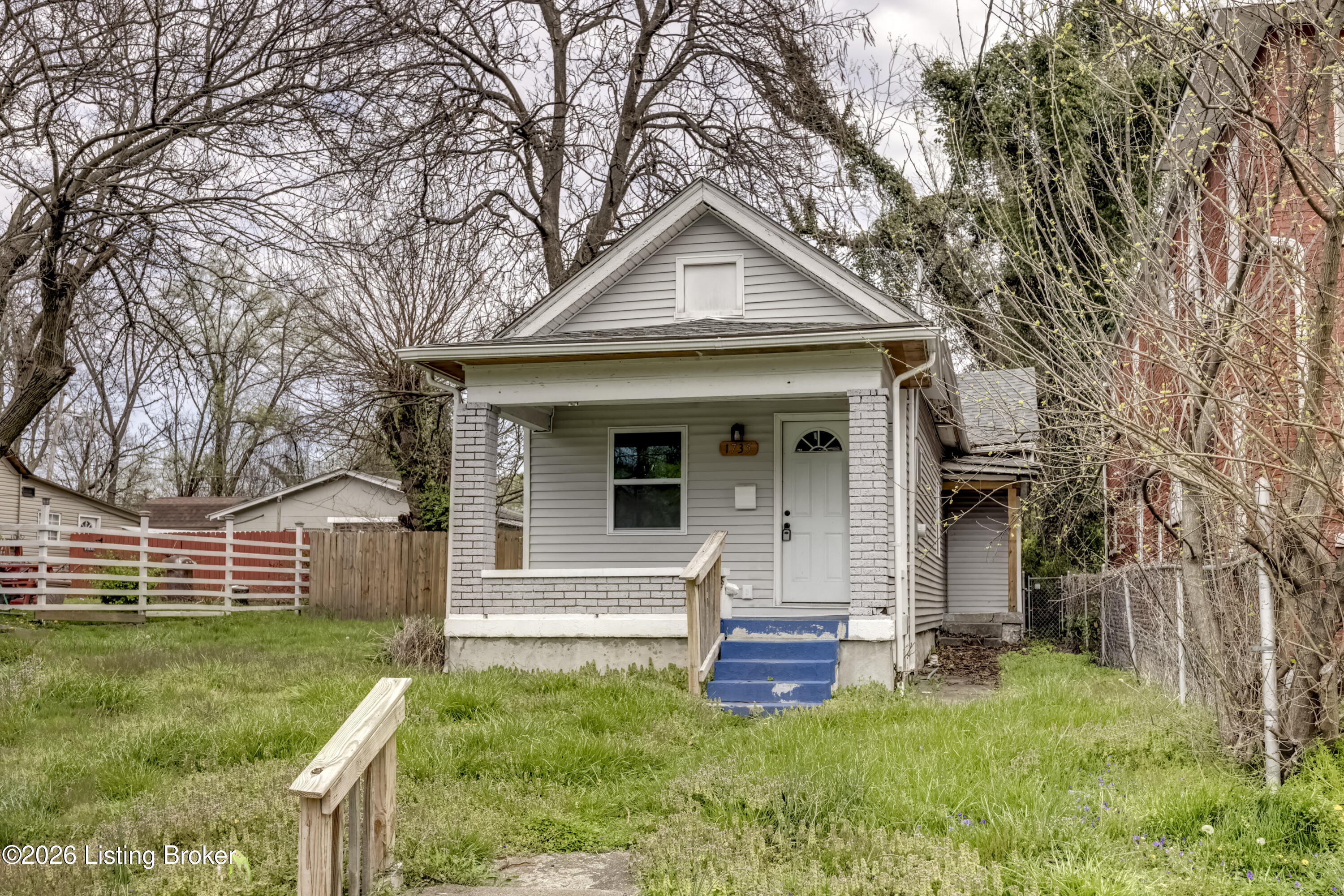 1735 W Ormsby Ave Property Photo 2