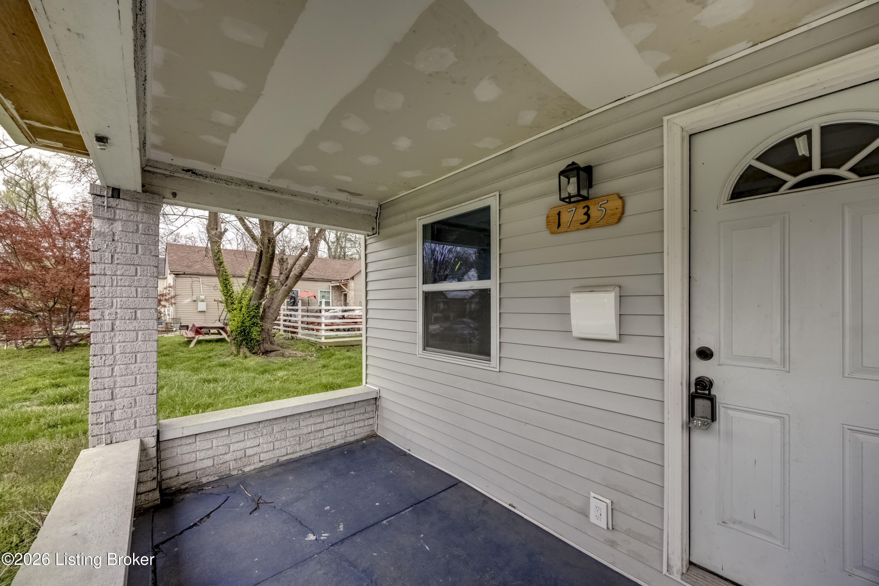 1735 W Ormsby Ave Property Photo 4