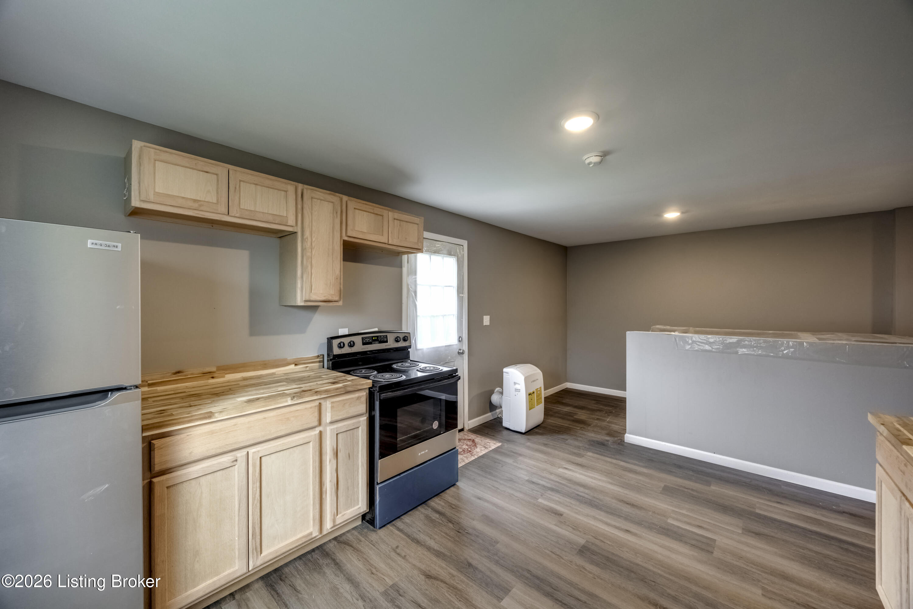 1735 W Ormsby Ave Property Photo 23