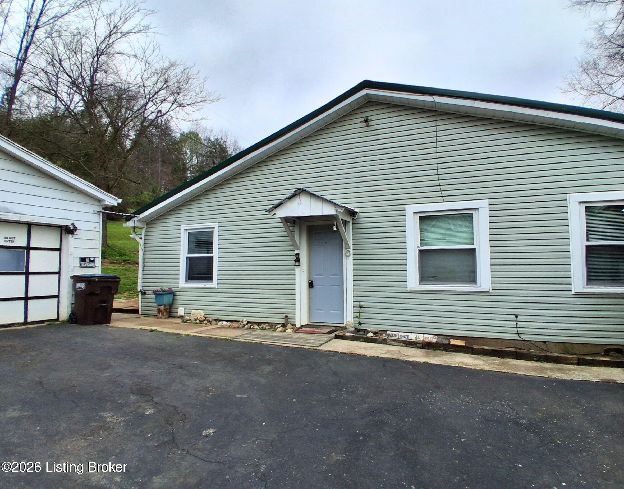 300 Dutchmans Creek Rd Property Photo 14