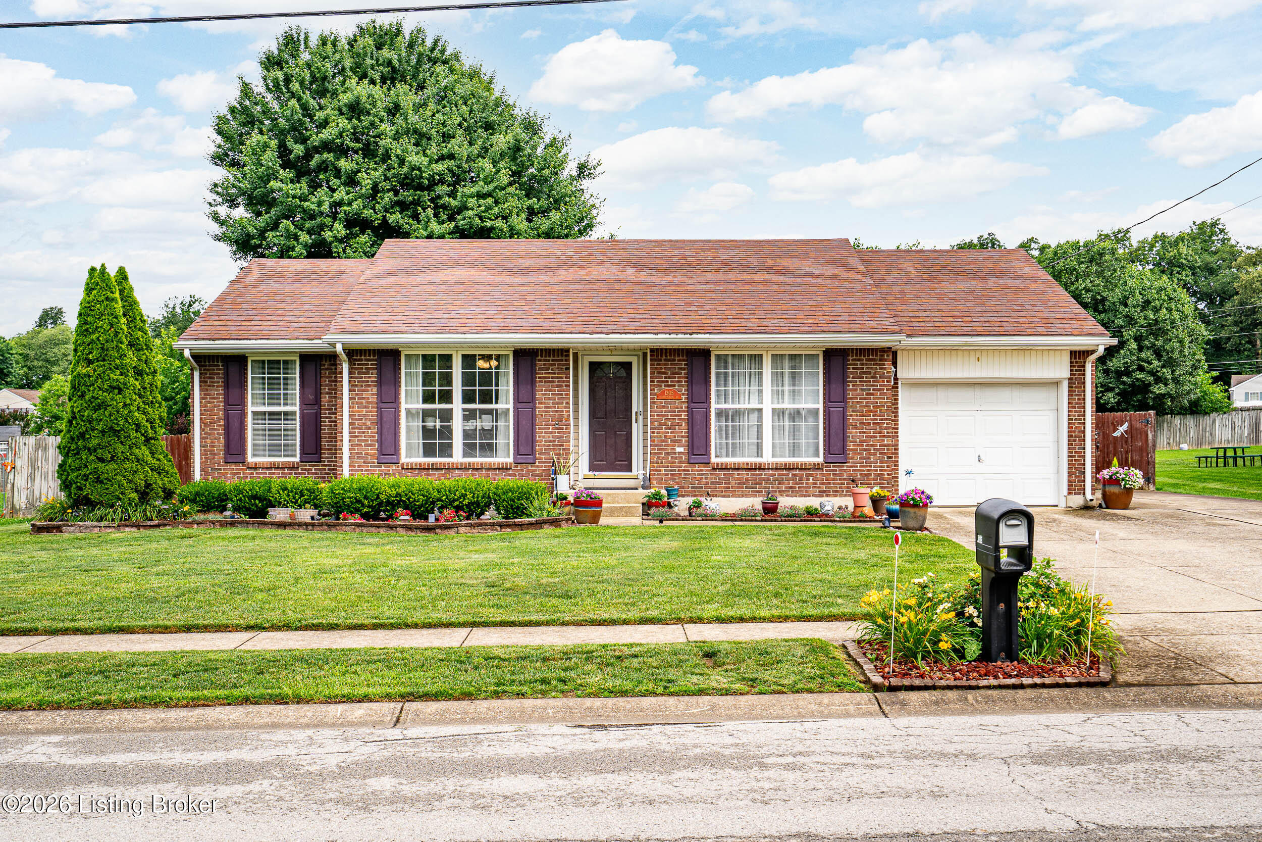 1305 Williamsburg Dr Property Photo 1