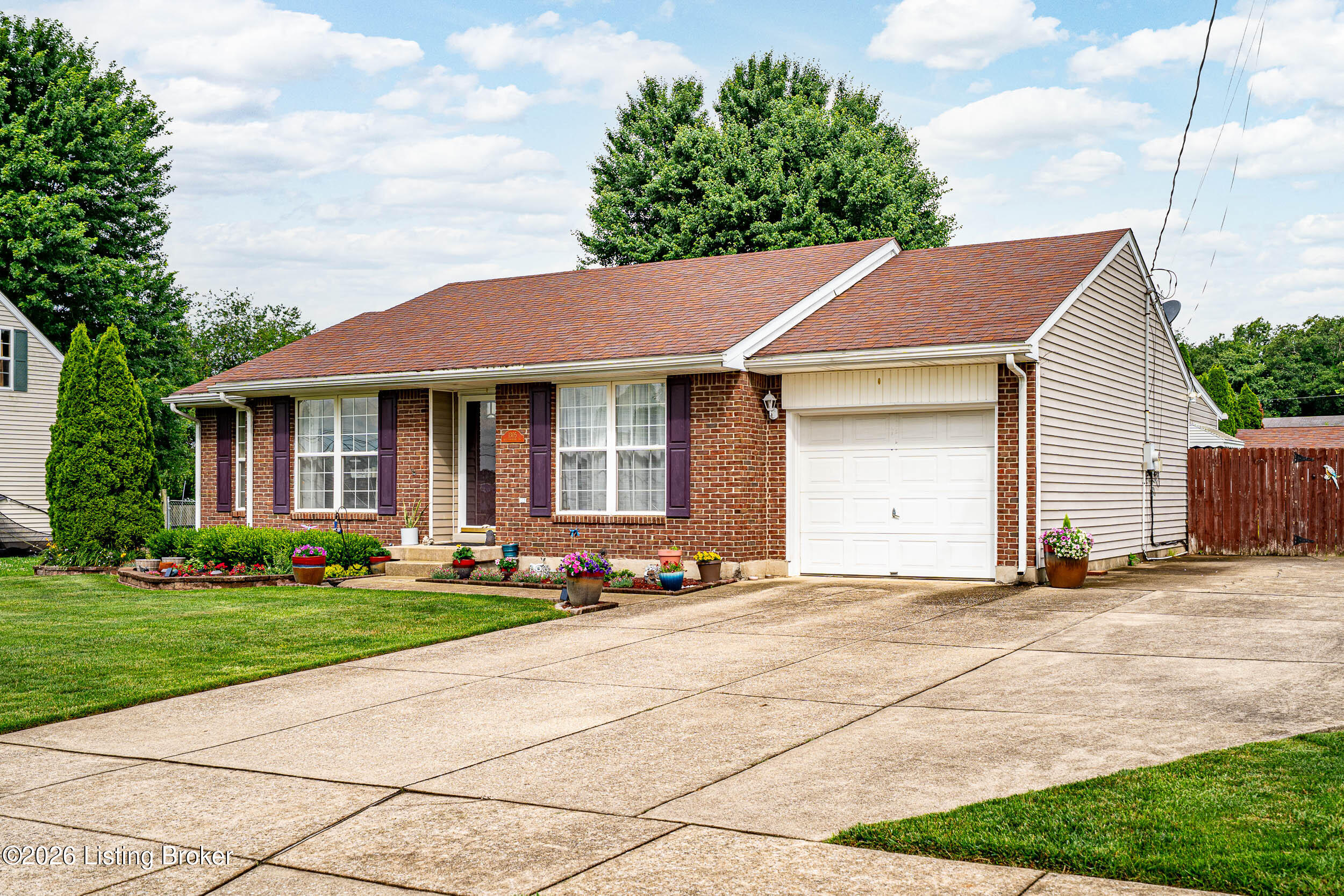 1305 Williamsburg Dr Property Photo 3