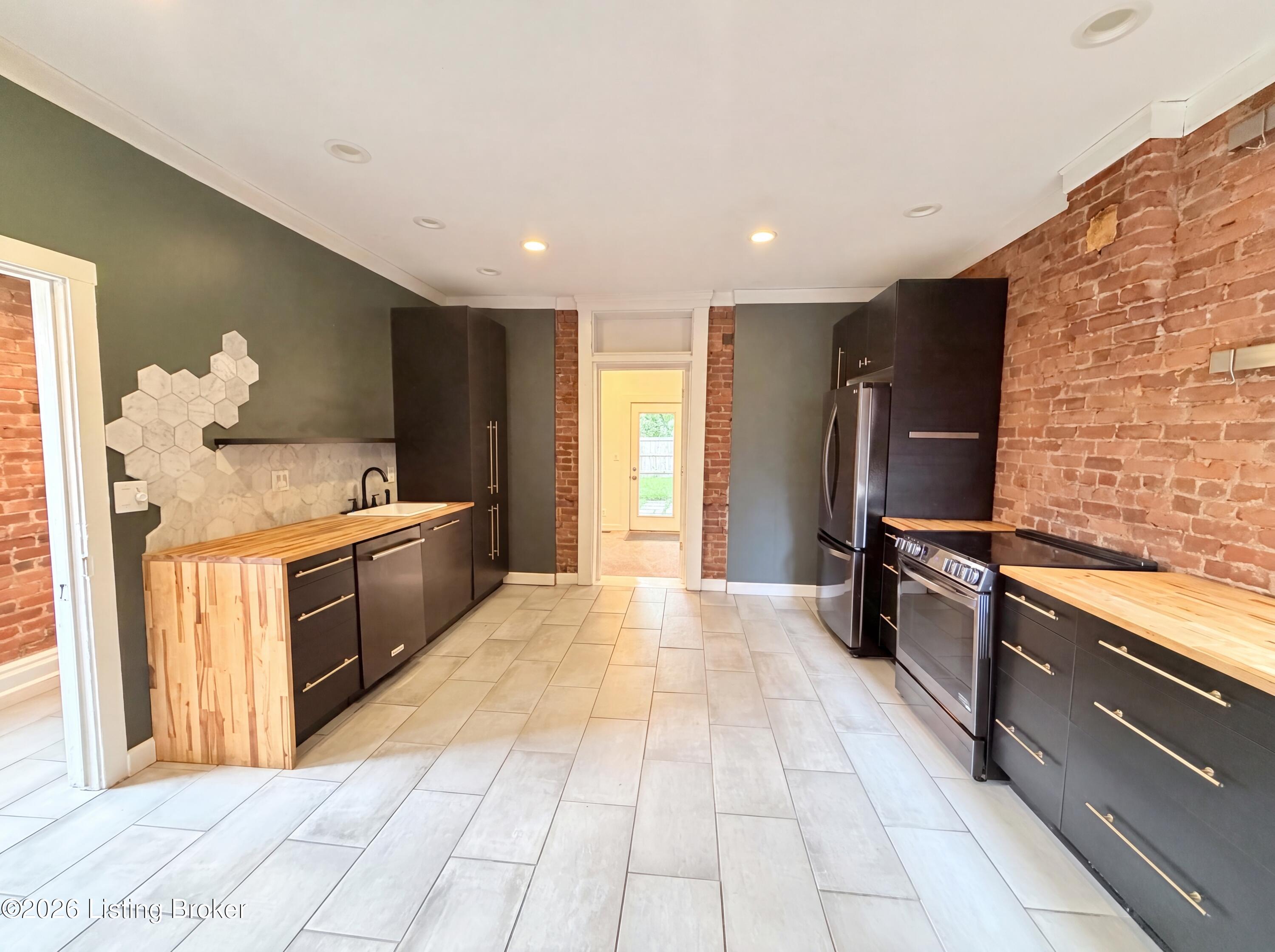 1011 Rogers St Property Photo 2
