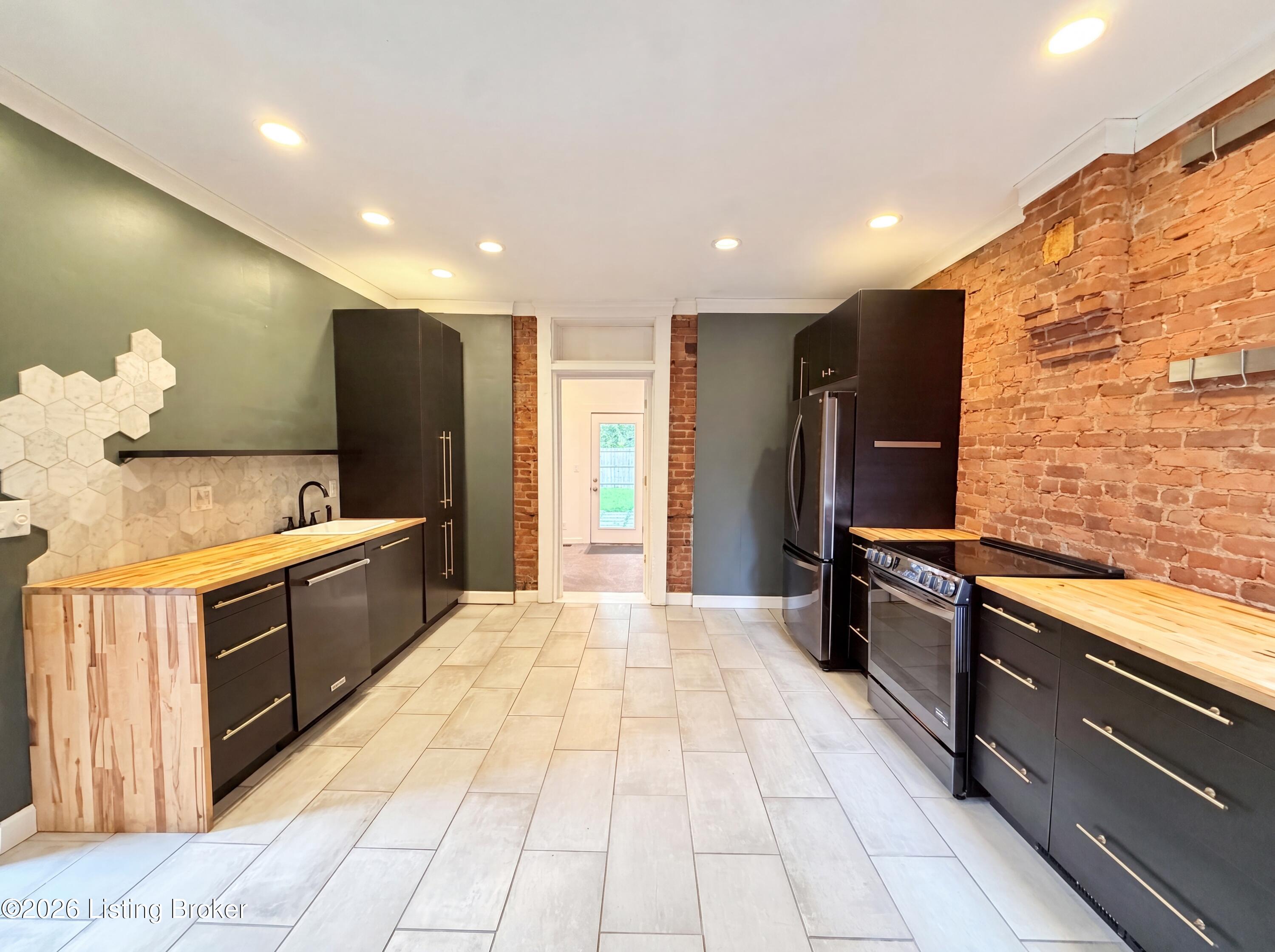 1011 Rogers St Property Photo 6