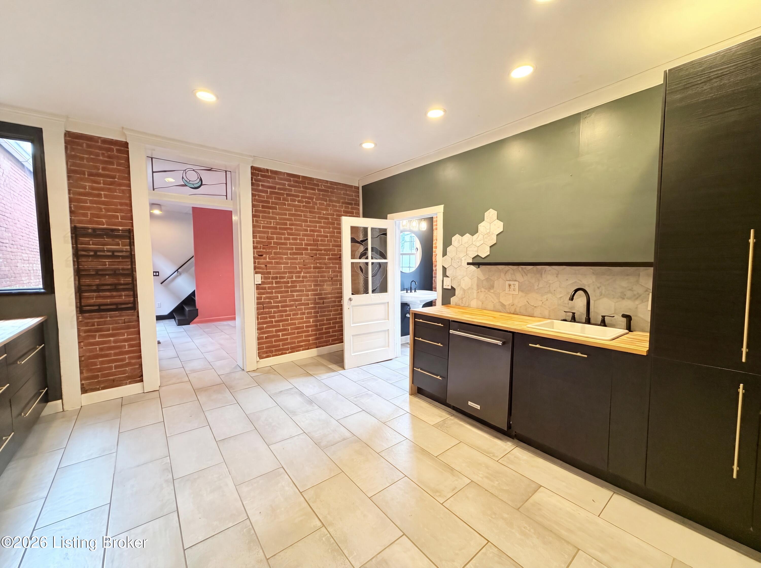 1011 Rogers St Property Photo 8