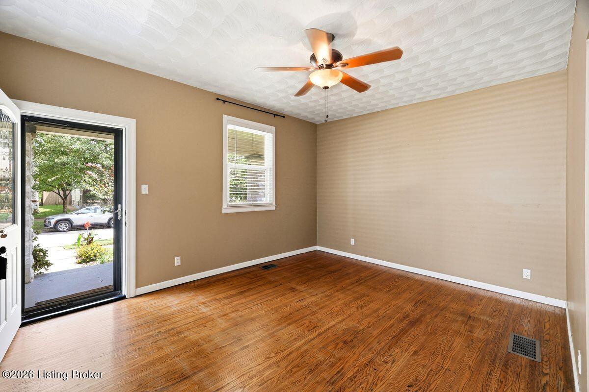 320 S Bayly Ave Property Photo 4
