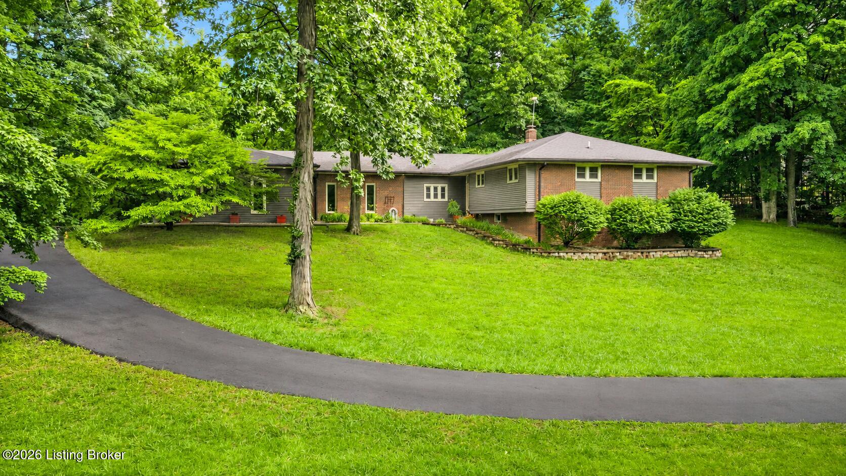 3140 Yorkshire Dr Property Photo 2