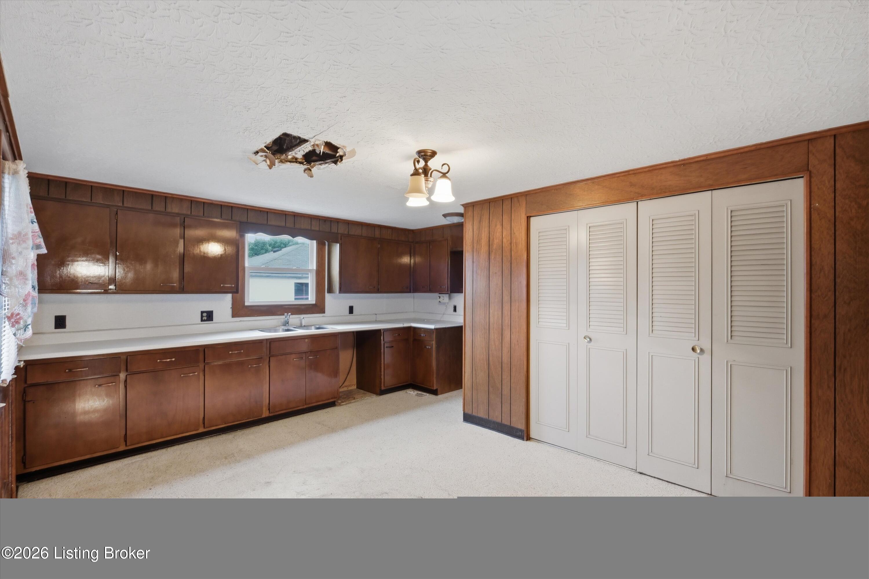 526 Atwood St Property Photo 13