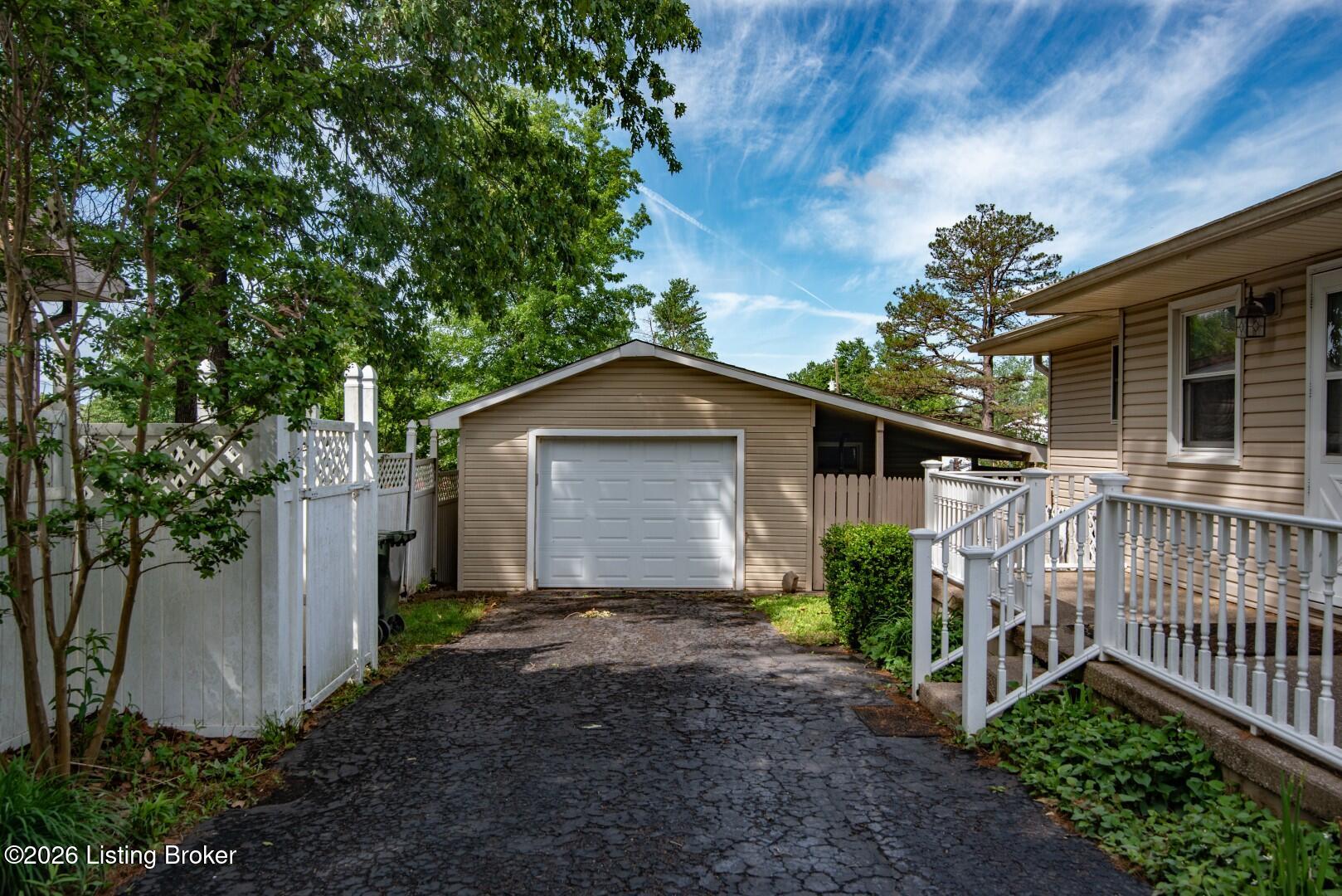 427 S Deepwood Dr Property Photo 6