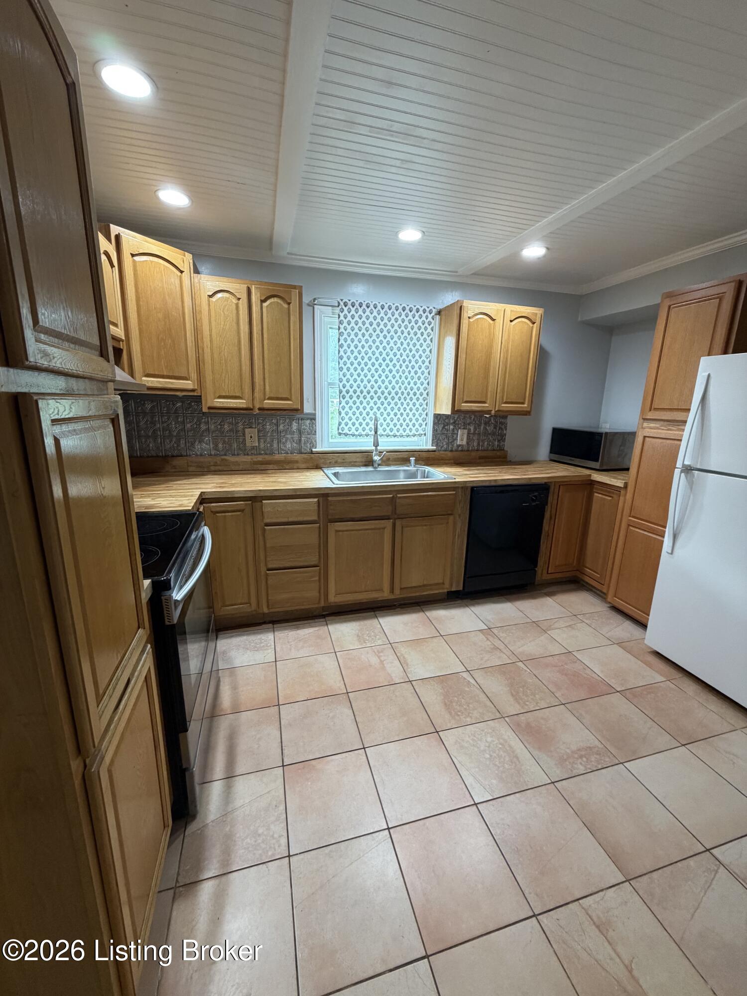 124 Maple Ave Property Photo 8