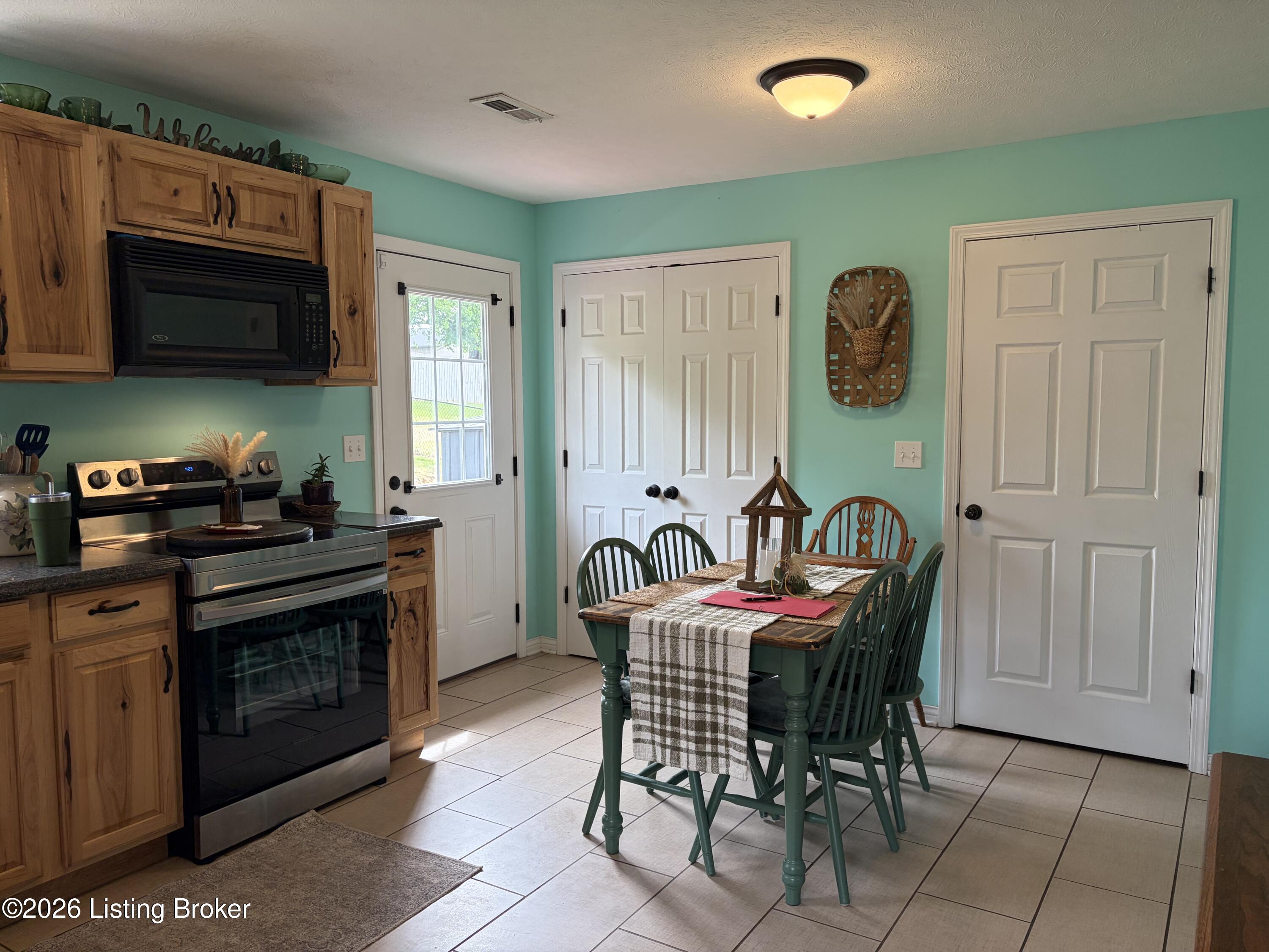 107 Watts Ct Property Photo 9